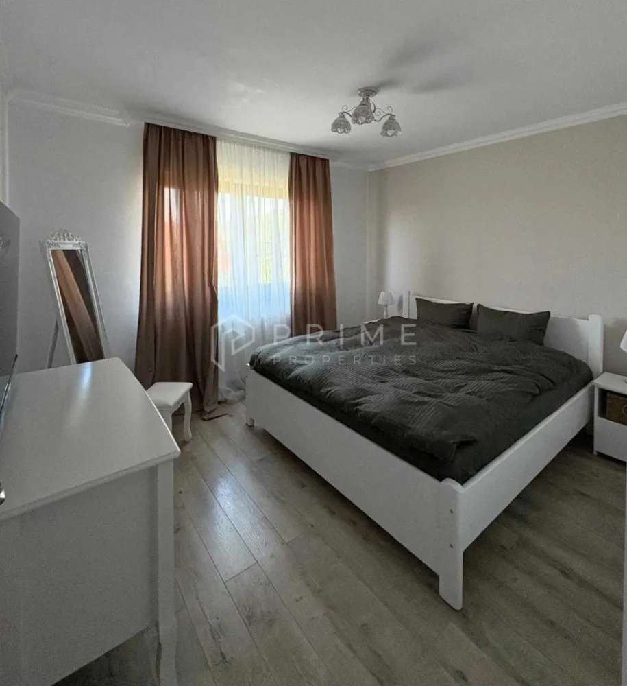 Apartament exclusivist cu 3 camere – Zona Unirii, Ansamblu Rezidențial - Vă propunem spre vânzare un apartament cu 3 camere, decomandat, situat într-o zonă rezidențială liniștită, pe strada Mărului din cartierul Unirii. Imobilul a fost construit în anul 2020 și se află la primul proprietar, fiind o proprietate întreținută impecabil, care se remarcă prin confort, siguranță și o priveliște deosebită.

Detalii tehnice:

Suprafață utilă: 70 mp.
Regim de înălțime: Etajul 2 din 2 (oferind intimitate și o vedere panoramică superbă spre cartier și pădure).
Compartimentare: Decomandată, optimizată pentru a oferi un spațiu aerisit și luminos.
Imobil: Bloc boutique, format din doar 22 de apartamente, situat într-o zonă de case, ferită de poluare și zgomot.
Dotări și facilități incluse:
Apartamentul se vinde complet mobilat și utilat, fiind pregătit pentru mutare imediată fără investiții suplimentare. Printre dotările premium se numără:
Echipamente electronice și electrocasnice de înaltă calitate: Smart TV în fiecare cameră, mașină de spălat rufe, mașină de spălat vase și uscător electric de rufe.
Pachet complet pentru mutare imediată, incluzând veselă și textile de casă.
Facilități exterioare și siguranță:
Grădină privată: Locatarii beneficiază de o grădină generoasă, amenajată cu spațiu verde, locuri de joacă pentru copii și zone de relaxare (grătar, bănci, leagăn), totul fiind iluminat nocturn.
Parcare și securitate: Loc de parcare privat, securizat prin poartă electrică și supraveghere video. Opțional, există posibilitatea parcării unui al doilea autovehicul în fața blocului.
Accesibilitate: Stația de transport în comun este localizată chiar la ieșirea din bloc, asigurând o legătură rapidă și frecventă către centrul orașului.
Datorită calității construcției, a zonei sigure și a modului în care a fost amenajat, acest apartament este ideal pentru o familie tânără care își dorește un cămin gata de locuit într-o atmosferă de calm și natură.

Promisiunea Prime Properties:
Vă oferim siguranță, transparență și servicii impecabile pe tot parcursul drumului către casa ideală. Dacă această proprietate nu corespunde nevoilor dumneavoastră, lăsați-ne să găsim alternativa potrivită stilului dumneavoastră de viață.

Pentru informații suplimentare și programarea unei vizionări, vă rugăm să ne contactați.