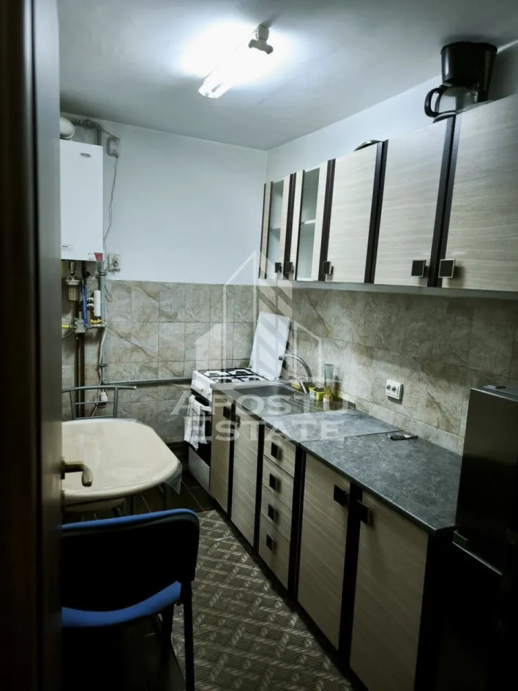 Apartament cu 1 camera, de inchiriat, zona Dambovita - Agentia imobiliara APOSTU ESTATE va propune spre inchiriere un apartament cu 1 camera, spatios si luminos, situat in zona Dambovita, o zona linistita si bine pozitionata din Timisoara, potrivit pentru cupluri,familii, sau studenti care isi doresc o locuinta unde sa se simta confortabil si cu acces facil catre scoli, statii de autobuz, supermarketuri , magazine de zona, parcuri.

Suprafata utila: 33 mp
Compartimentare eficienta:
-Hol de acces generos
-Bucatarie complet mobilata si utilata, cu loc de luat masa
-Living luminos si spatios
-Baie prevazuta cu cada

Confort si facilitati:
-Incalzirea apartamentului: centrala proprie
-Incalzirea prin calorifere
-Apartamentul este complet mobilat si utilat
-Nu se accepta animale de companie de catre proprietar

Localizare:
-Timis,Timisoara, zona Dambovita – acces facil spre magazine, supermarketul Lidl, scoli, parcuri si mijloace de transport in comun.

Ideal pentru:
-Familii
-Cupluri
-Studenti

Disponibilitate: imediata
Pret chirie lunara: 1200 Lei
Programeaza o vizionare pentru a-ti putea imagina viitorul aici!
ID intern: CP3129409