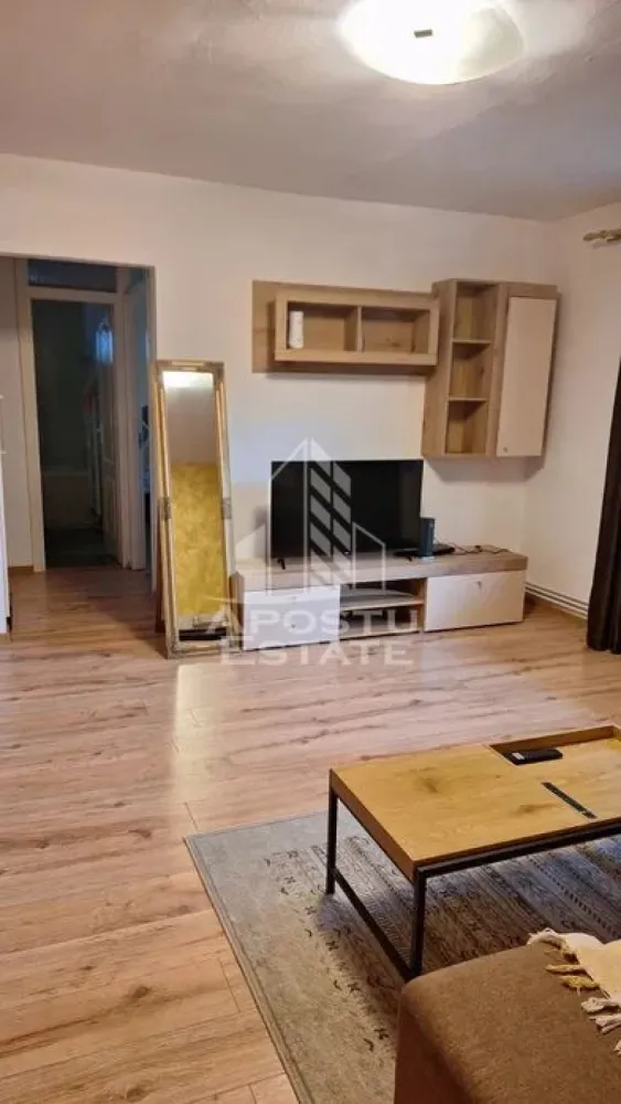 Apartament cu 2 camere, de inchiriat, zona Telegrafului, Centrala - Agentia imobiliara APOSTU ESTATE va propune spre inchiriere un apartament cu 2 camere, spatios si luminos, situat in Timisoara, zona Telegrafului, o zona linistita si bine pozitionata, potrivit pentru cupluri,familii, sau studenti care isi doresc o locuinta unde sa se simta confortabil si cu acces facil catre scoli, statii de autobuz, supermarketuri , magazine de zona, parcuri.

Suprafata utila: 55 mp
Compartimentare eficienta:
-Hol de acces generos.
-Bucatarie inchisa, mobilata si utilata.
-Living room spatios si luminos.
-Dormitor matrimonial.
-Baie cu cada.

Confort si facilitati:
-Incalzirea apartamentului: Calorifere, Centrala proprie.
-Apartamentul este complet mobilat si utilat.
- Nu se accepta animale de companie de catre proprietar.

Localizare:
-Timis, Timisoara, zona Telegrafului– acces facil : Lidl, BeFit Modern, Marele Restaurant Chinezesc.

Ideal pentru:
-Cupluri.
-Persoane singure.

Disponibilitate: imediata
Pret chirie lunara: 400 euro.
Programeaza o vizionare pentru a-ti putea imagina viitorul aici!
ID intern: CP3129529