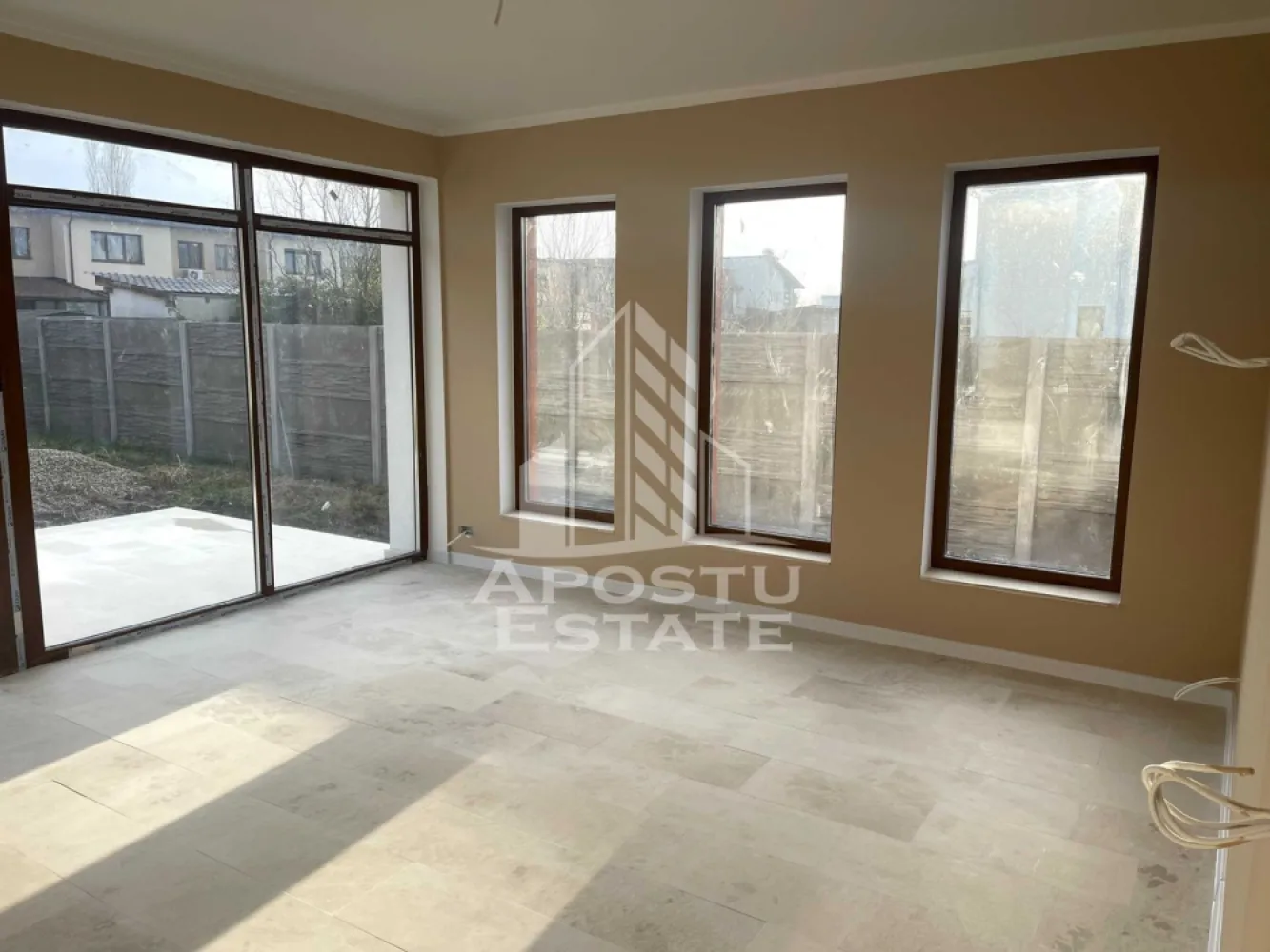 Casa individuala in zona Calea Urseni de vanzare, Timisoara - Agentia imobiliara Apostu Estate va propune spre vanzare o casa cu 4 camere, situata in Timis, Timisoara, zona Calea Urseni.

Imobilul are o suprafata utila de 100 mp si este amplasat pe un teren generos de 470 mp, fiind ideal pentru o familie.

Proprietatea beneficiaza de un front stradal de 16 ml, cu posibilitatea parcarii a doua masini in curtea pavata. Regimul de inaltime este P+1.

Compartimentare:

Parter:
 • Hol generos cu spatiu pentru masina de spalat sub scara
 • Bucatarie open space cu living si iesire pe terasa de aproximativ 25 mp
 • Birou/dormitor
 • Baie

Etaj:
 • 2 dormitoare luminoase, fiecare cu balcon propriu de aproximativ 20 mp
 • Baie

Casa se preda la cheie, complet echipata, fiind racordata la toate utilitatile: apa, canalizare, curent electric, gaz, internet si TV.

Avantaje:
 • Teren generos
 • Terasa si balcoane spatioase
 • Compartimentare practica
 • Ideala pentru familie

Imobilul este situat in vecinatatea mai multor puncte de interes:
 • Magazine si supermarketuri
 • Mijloace de transport in comun
 • Acces facil catre oras

Agentia imobiliara Apostu Estate va ofera consultanta bancara gratuita prin intermediul colaboratorilor nostri pentru alegerea celui mai potrivit tip de credit, astfel incat tu sa devi noul proprietar al acestui apartament.

CP2256626