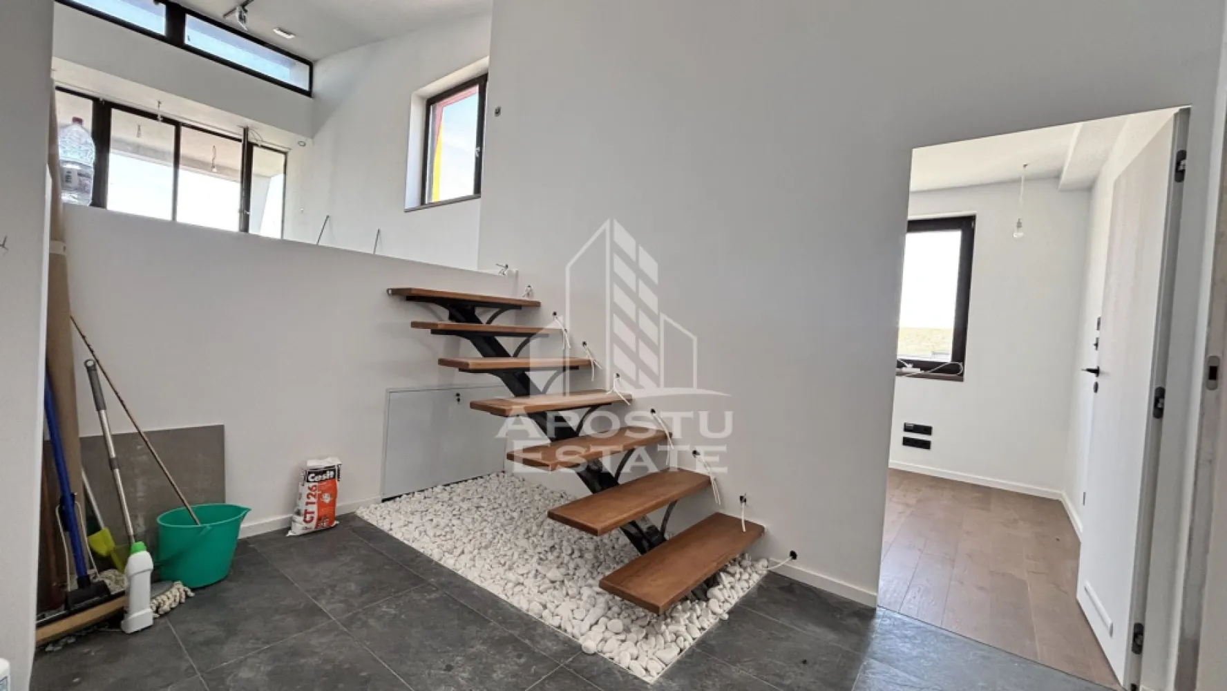 PENTHOUSE superb cu 3 camere si terasa mare in Timisoara | COMISION 0 - Agentia imobiliara Apostu Estate va propune spre vanzare un PENTHOUSE spectaculos, dispus pe 2 nivele, situat in Timișoara, zona Șagului, intr-un imobil exclusivist, cu doar 2 apartamente pe nivel, pozitionat la ultimul etaj.

COMISION 0

Aceasta proprietate impresioneaza prin designul modern, suprafetele vitrate generoase si finisajele premium, fiind ideala pentru cei care isi doresc un stil de viata exclusivist.

Suprafata utila: 127 mp
Terasa: 70 mp

Compartimentare

* Living spectaculos de aproximativ 50 mp, cu suprafete vitrate ample
* Bucatarie inchisa, generoasa, cu design modern si lumina naturala
* 2 dormitoare luminoase, vitrate, unul cu dressing si baie
* 2 bai moderne
* 2 holuri
* Terasa impresionanta, ideala pentru relaxare

Dotari si tehnologii

* Sistem de incalzire si racire prin pompa de caldura Daikin, cu eficienta energetica ridicata si costuri reduse
* Incalzire si racire in pardoseala
* Sistem de ventilatie si control al umiditatii, pentru un climat interior optim pe tot parcursul anului
* Sistem smart home tip KNX, complet controlabil din aplicatie
* Pregatire pentru sistem audio integrat in tavan (cablaj existent in intreaga locuinta si pe terasa)
* Usi interioare tip Filomuro
* Finisaje premium atent alese

Facilitati

* 2 locuri de parcare subteran
* Imobil construit in 2010, finalizat si renovat integral in 2024 (nefiind locuit)
* Intimitate sporita – doar 2 apartamente pe nivel
* Terasa generoasa de 70 mp, ideala pentru amenajare zona lounge sau dining exterior

Pentru o intelegere mai usoara a compartimentarii si a potentialului proprietatii, in prezentare puteti observa randari urmate de fotografii reale ale fiecarei incaperi.

Localizare excelenta:

* Aproximativ 10 minute de mers pe jos pana la Shopping City Timișoara
* La doar 3 minute de supermarketuri, farmacii si alte facilitati (ex: Profi)
* Zona linistita, retrasa de la traficul intens

Acest penthouse de vanzare in Timisoara este alegerea perfecta pentru cei care cauta confort, tehnologie moderna si un design arhitectural deosebit.

Agentia imobiliara Apostu Estate va ofera consultanta bancara gratuita prin intermediul colaboratorilor nostri, pentru alegerea celui mai potrivit tip de credit, astfel incat tu sa devii noul proprietar al acestei proprietati unice.

Va asteptam cu drag la vizionare!