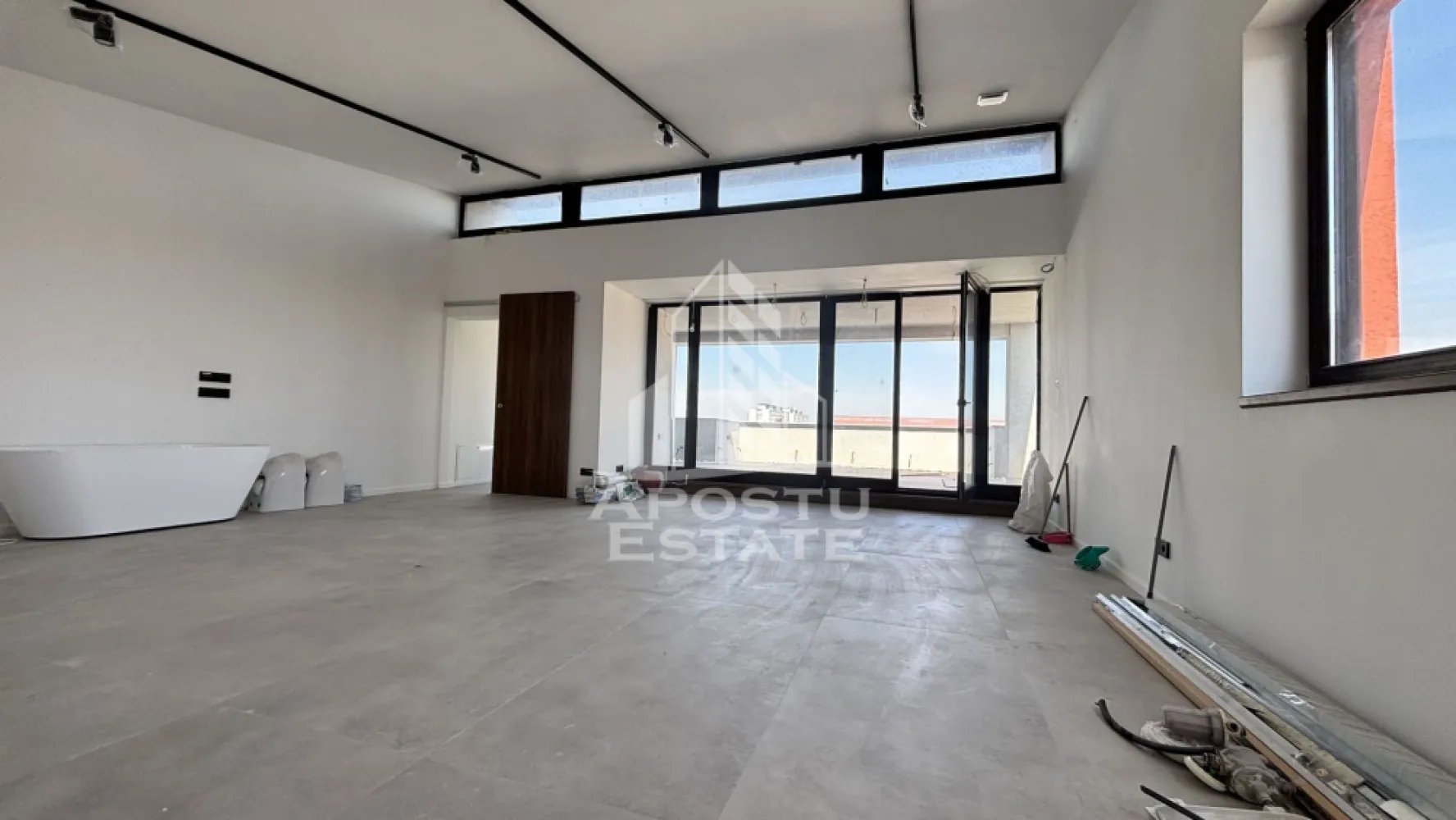 PENTHOUSE superb cu 3 camere si terasa mare in Timisoara | COMISION 0 - Agentia imobiliara Apostu Estate va propune spre vanzare un PENTHOUSE spectaculos, dispus pe 2 nivele, situat in Timișoara, zona Șagului, intr-un imobil exclusivist, cu doar 2 apartamente pe nivel, pozitionat la ultimul etaj.

COMISION 0

Aceasta proprietate impresioneaza prin designul modern, suprafetele vitrate generoase si finisajele premium, fiind ideala pentru cei care isi doresc un stil de viata exclusivist.

Suprafata utila: 127 mp
Terasa: 70 mp

Compartimentare

* Living spectaculos de aproximativ 50 mp, cu suprafete vitrate ample
* Bucatarie inchisa, generoasa, cu design modern si lumina naturala
* 2 dormitoare luminoase, vitrate, unul cu dressing si baie
* 2 bai moderne
* 2 holuri
* Terasa impresionanta, ideala pentru relaxare

Dotari si tehnologii

* Sistem de incalzire si racire prin pompa de caldura Daikin, cu eficienta energetica ridicata si costuri reduse
* Incalzire si racire in pardoseala
* Sistem de ventilatie si control al umiditatii, pentru un climat interior optim pe tot parcursul anului
* Sistem smart home tip KNX, complet controlabil din aplicatie
* Pregatire pentru sistem audio integrat in tavan (cablaj existent in intreaga locuinta si pe terasa)
* Usi interioare tip Filomuro
* Finisaje premium atent alese

Facilitati

* 2 locuri de parcare subteran
* Imobil construit in 2010, finalizat si renovat integral in 2024 (nefiind locuit)
* Intimitate sporita – doar 2 apartamente pe nivel
* Terasa generoasa de 70 mp, ideala pentru amenajare zona lounge sau dining exterior

Pentru o intelegere mai usoara a compartimentarii si a potentialului proprietatii, in prezentare puteti observa randari urmate de fotografii reale ale fiecarei incaperi.

Localizare excelenta:

* Aproximativ 10 minute de mers pe jos pana la Shopping City Timișoara
* La doar 3 minute de supermarketuri, farmacii si alte facilitati (ex: Profi)
* Zona linistita, retrasa de la traficul intens

Acest penthouse de vanzare in Timisoara este alegerea perfecta pentru cei care cauta confort, tehnologie moderna si un design arhitectural deosebit.

Agentia imobiliara Apostu Estate va ofera consultanta bancara gratuita prin intermediul colaboratorilor nostri, pentru alegerea celui mai potrivit tip de credit, astfel incat tu sa devii noul proprietar al acestei proprietati unice.

Va asteptam cu drag la vizionare!