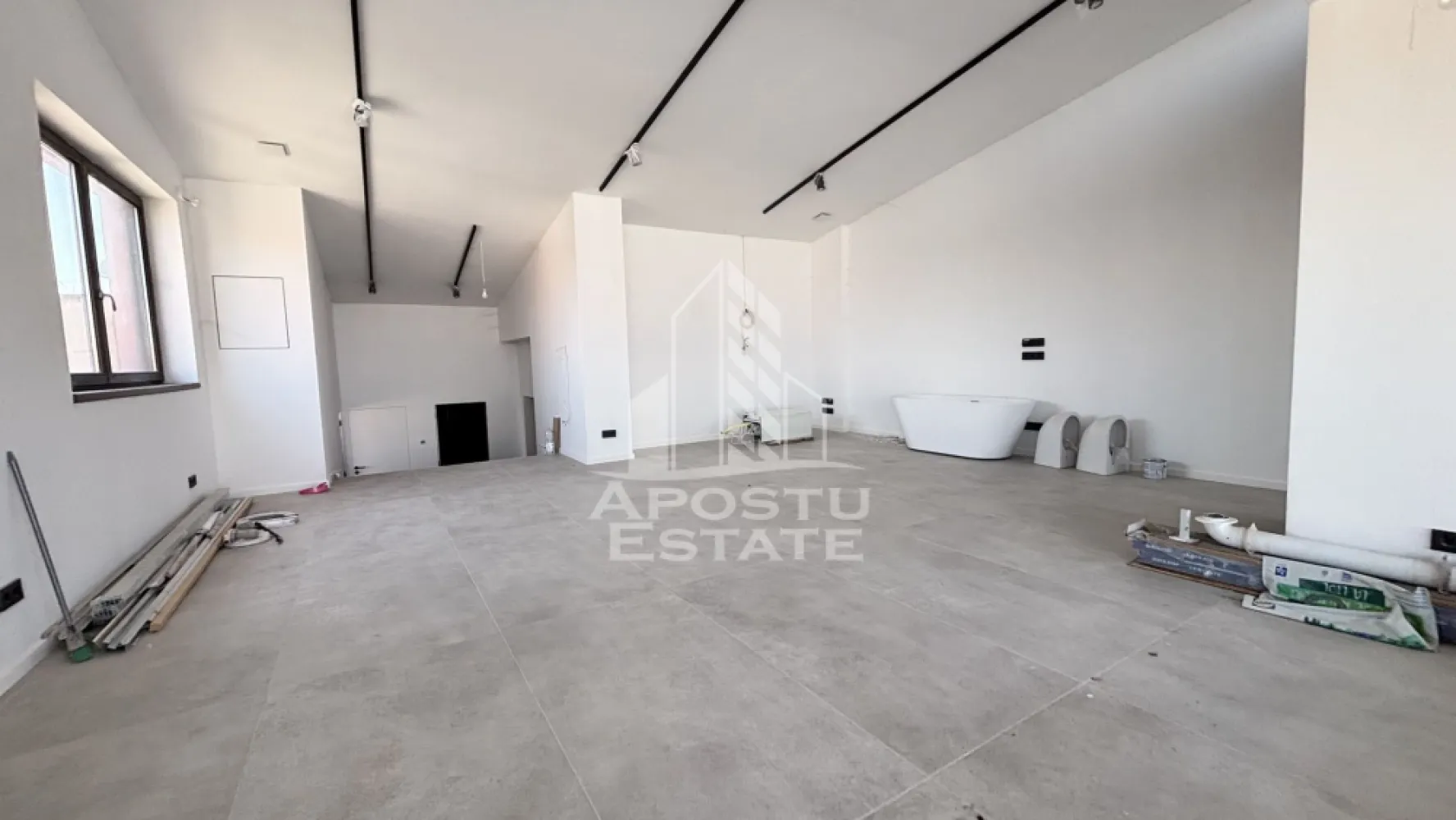PENTHOUSE superb cu 3 camere si terasa mare in Timisoara | COMISION 0 - Agentia imobiliara Apostu Estate va propune spre vanzare un PENTHOUSE spectaculos, dispus pe 2 nivele, situat in Timișoara, zona Șagului, intr-un imobil exclusivist, cu doar 2 apartamente pe nivel, pozitionat la ultimul etaj.

COMISION 0

Aceasta proprietate impresioneaza prin designul modern, suprafetele vitrate generoase si finisajele premium, fiind ideala pentru cei care isi doresc un stil de viata exclusivist.

Suprafata utila: 127 mp
Terasa: 70 mp

Compartimentare

* Living spectaculos de aproximativ 50 mp, cu suprafete vitrate ample
* Bucatarie inchisa, generoasa, cu design modern si lumina naturala
* 2 dormitoare luminoase, vitrate, unul cu dressing si baie
* 2 bai moderne
* 2 holuri
* Terasa impresionanta, ideala pentru relaxare

Dotari si tehnologii

* Sistem de incalzire si racire prin pompa de caldura Daikin, cu eficienta energetica ridicata si costuri reduse
* Incalzire si racire in pardoseala
* Sistem de ventilatie si control al umiditatii, pentru un climat interior optim pe tot parcursul anului
* Sistem smart home tip KNX, complet controlabil din aplicatie
* Pregatire pentru sistem audio integrat in tavan (cablaj existent in intreaga locuinta si pe terasa)
* Usi interioare tip Filomuro
* Finisaje premium atent alese

Facilitati

* 2 locuri de parcare subteran
* Imobil construit in 2010, finalizat si renovat integral in 2024 (nefiind locuit)
* Intimitate sporita – doar 2 apartamente pe nivel
* Terasa generoasa de 70 mp, ideala pentru amenajare zona lounge sau dining exterior

Pentru o intelegere mai usoara a compartimentarii si a potentialului proprietatii, in prezentare puteti observa randari urmate de fotografii reale ale fiecarei incaperi.

Localizare excelenta:

* Aproximativ 10 minute de mers pe jos pana la Shopping City Timișoara
* La doar 3 minute de supermarketuri, farmacii si alte facilitati (ex: Profi)
* Zona linistita, retrasa de la traficul intens

Acest penthouse de vanzare in Timisoara este alegerea perfecta pentru cei care cauta confort, tehnologie moderna si un design arhitectural deosebit.

Agentia imobiliara Apostu Estate va ofera consultanta bancara gratuita prin intermediul colaboratorilor nostri, pentru alegerea celui mai potrivit tip de credit, astfel incat tu sa devii noul proprietar al acestei proprietati unice.

Va asteptam cu drag la vizionare!