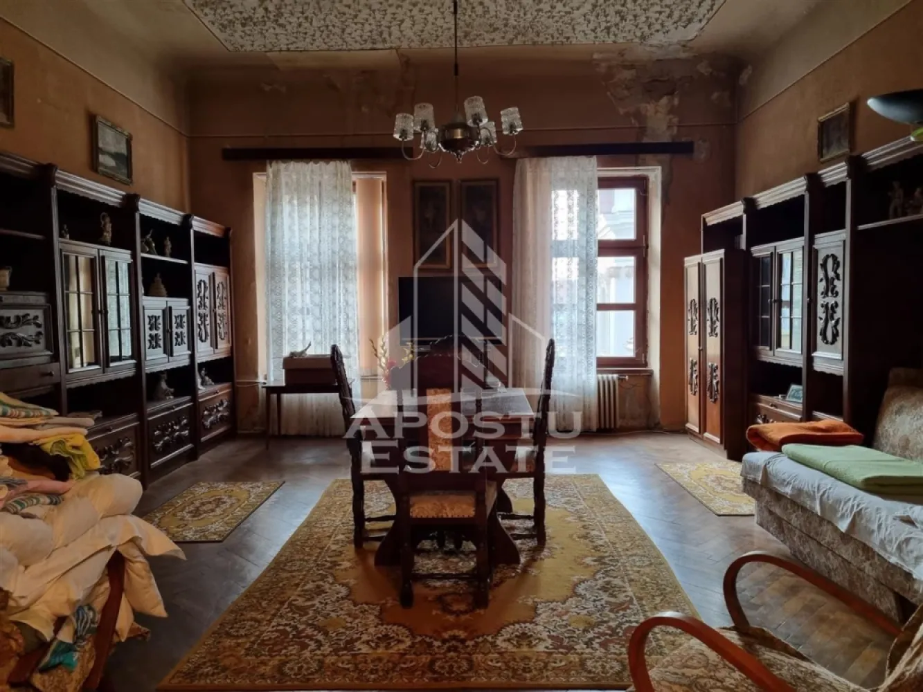 Apartament cu 4 camere de inchiriat, Ultraentral, Timisoara - Agentia imobiliara Apostu Estate va propune spre inchiriere un apartament cu 4 camere nedecomandat, situat in Timis, Timisoara, zona Ultracentral, la etajul 2.

Imobilul are o suprafata utila de aproximativ 140 mp, fiind ideal pentru locuit sau activitati de birou.

Compartimentare:
 • Hol acces
 • Bucatarie
 • Living
 • 3 dormitoare
 • 2 bai

Confortul termic este asigurat prin termoficare si aer conditionat.

Imobilul este situat in vecinatatea mai multor puncte de interes:
 • Tribunal
 • Piata Unirii
 • Mijloace de transport in comun

Agentia imobiliara Apostu Estate va ofera consultanta bancara gratuita prin intermediul colaboratorilor nostri pentru alegerea celui mai potrivit tip de credit, astfel incat tu sa devi noul proprietar al acestui apartament.
CP1892799
