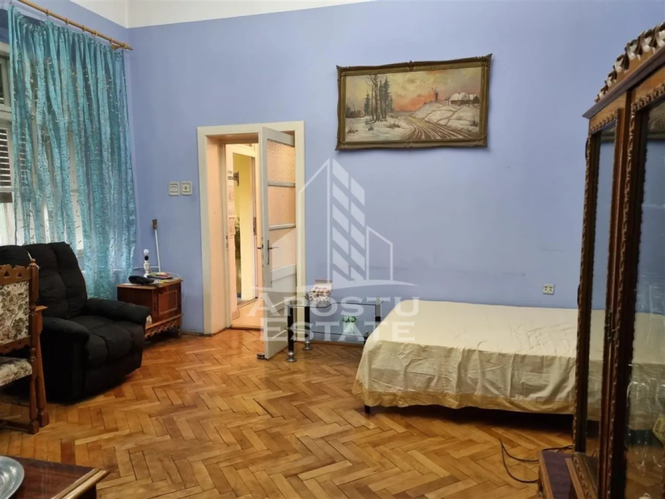 Apartament cu 4 camere de inchiriat, Ultraentral, Timisoara - Agentia imobiliara Apostu Estate va propune spre inchiriere un apartament cu 4 camere nedecomandat, situat in Timis, Timisoara, zona Ultracentral, la etajul 2.

Imobilul are o suprafata utila de aproximativ 140 mp, fiind ideal pentru locuit sau activitati de birou.

Compartimentare:
 • Hol acces
 • Bucatarie
 • Living
 • 3 dormitoare
 • 2 bai

Confortul termic este asigurat prin termoficare si aer conditionat.

Imobilul este situat in vecinatatea mai multor puncte de interes:
 • Tribunal
 • Piata Unirii
 • Mijloace de transport in comun

Agentia imobiliara Apostu Estate va ofera consultanta bancara gratuita prin intermediul colaboratorilor nostri pentru alegerea celui mai potrivit tip de credit, astfel incat tu sa devi noul proprietar al acestui apartament.
CP1892799
