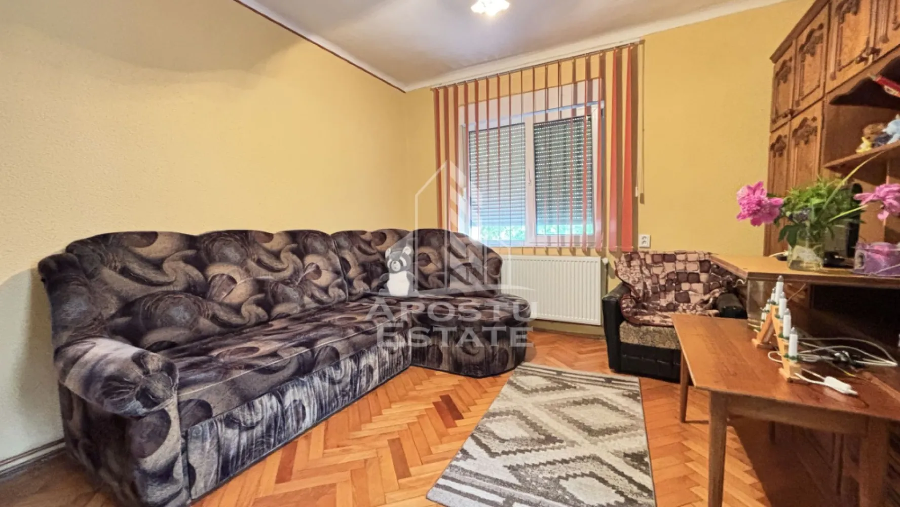 Casa spatioasa, teren 1348 mp, Giarmata - Apostu Estate va propune spre vanzare o casa individuala spatioasa, situata in Giarmata , ideala pentru o familie numeroasa sau pentru cei care isi doresc liniste, intimitate si un spatiu generos atat interior, cat si exterior.

Caracteristici generale:
 • Suprafata teren: 1348 mp
 • Suprafata utila casa: 198 mp
 • Suprafata anexe: 88 mp
 • Constructie solida din BCA(anexele), iar casa din caramida (1968), cu izolatie exterioara de 5 cm
 • Incalzire cu centrala proprie
 • Aer conditionat pentru confort in sezonul cald
 • Acoperis din tabla

Compartimentare functionala:
 • 4 dormitoare
 • Living generos
 • Zona separata cu 3 camere si un hol la prima intrare
 • Baie mare + baie de serviciu in imediata apropiere
 • Bucatarie de vara
 • Magazie de lemne
 • Garaj spatios pentru 2 masini

Curte si facilitati exterioare:
 • Curte foarte mare, cu acces din doua parti
 • Piscina care necesita reconditionare
 • Foisor 3x5 m – ideal pentru relaxare sau petreceri in aer liber
 • Pomi fructiferi maturi, care ofera atat umbra, cat si roade bogate

Aceasta proprietate imbina perfect utilul cu placutul, oferind spatii generoase, functionalitate, si potential ridicat de personalizare sau extindere.

Disponibila imediat! Contacteaza-ne pentru o vizionare!