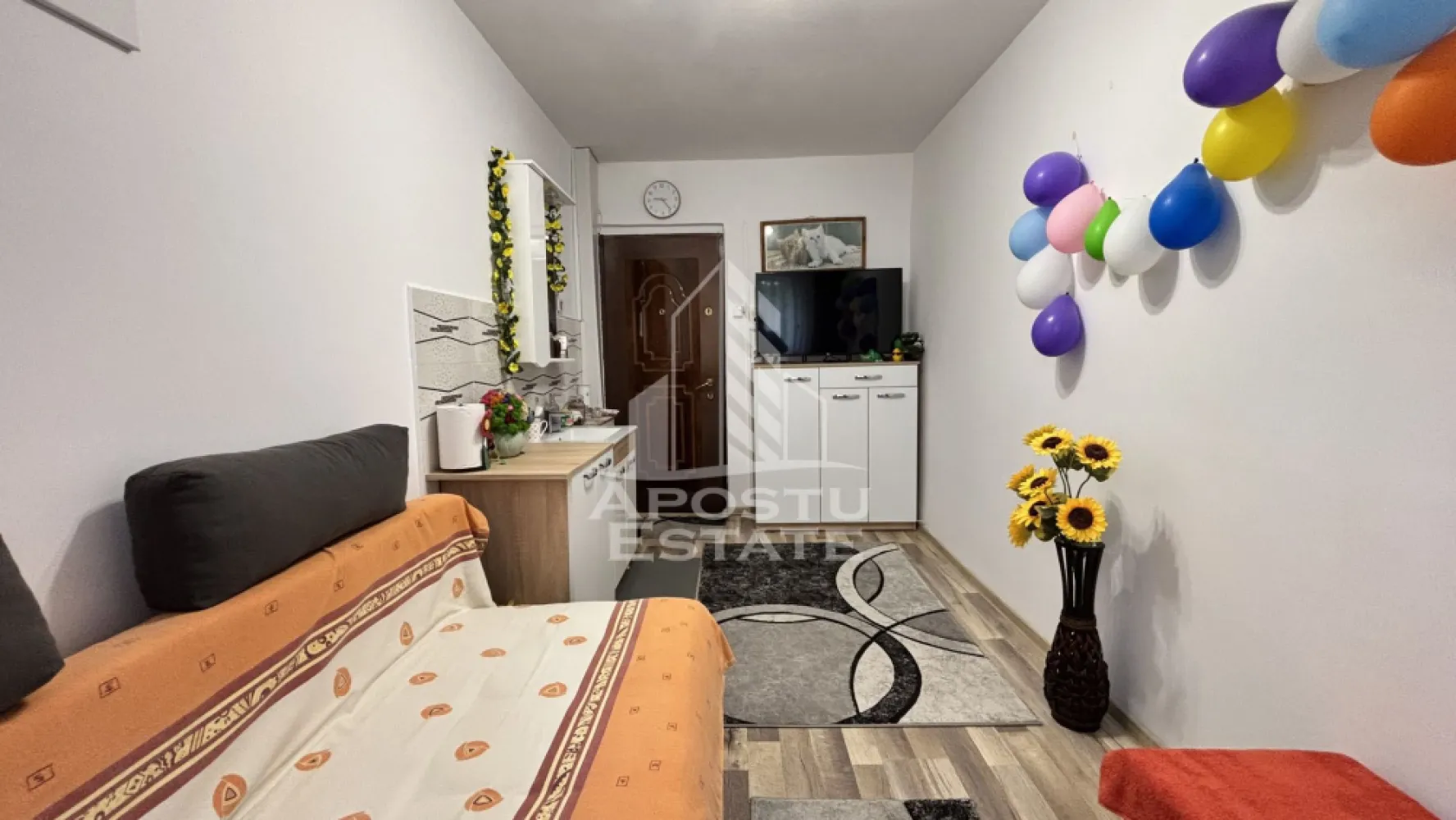 3 camere de camin renovate, mobilate si utilate, zona Dambovita - Apostu Estate va propune spre vanzare 3 camere de camin, situate la capatul unui hol securizat cu usa, oferind intimitate si siguranta, exact ca intr-un apartament.

Proprietatea reprezinta o solutie excelenta pentru o familie, oferind compartimentarea si functionalitatea unui apartament cu 3 camere, 12 mp/camera, dar la un buget semnificativ mai accesibil.

Detalii importante:
• Camerele sunt renovate complet, in stare foarte buna
• Fiecare camera dispune de chicineta proprie
• Se vand mobilate si utilate, conform fotografiilor
• Baia se afla pe holul comun, insa acesta este inchis si foarte bine intretinut, fiind folosit doar de locatarii acelui segment

Zona:
• Situata in Dambovita, una dintre cele mai accesibile si cautate zone din oras
• Mijloace de transport in comun la doar 3 minute, cu legaturi catre majoritatea punctelor din oras
• Shopping City Timisoara – la 15 minute de mers pe jos
• Scoala si gradinite la doar 3 minute de mers

Avantaje:
• Intimitate si organizare similara unui apartament
• Investitie ideala pentru locuire sau inchiriere
• Zona bine conectata si prietenoasa cu familiile

Disponibilitate imediata!
Programeaza o vizionare si descopera potentialul acestei oferte unice!