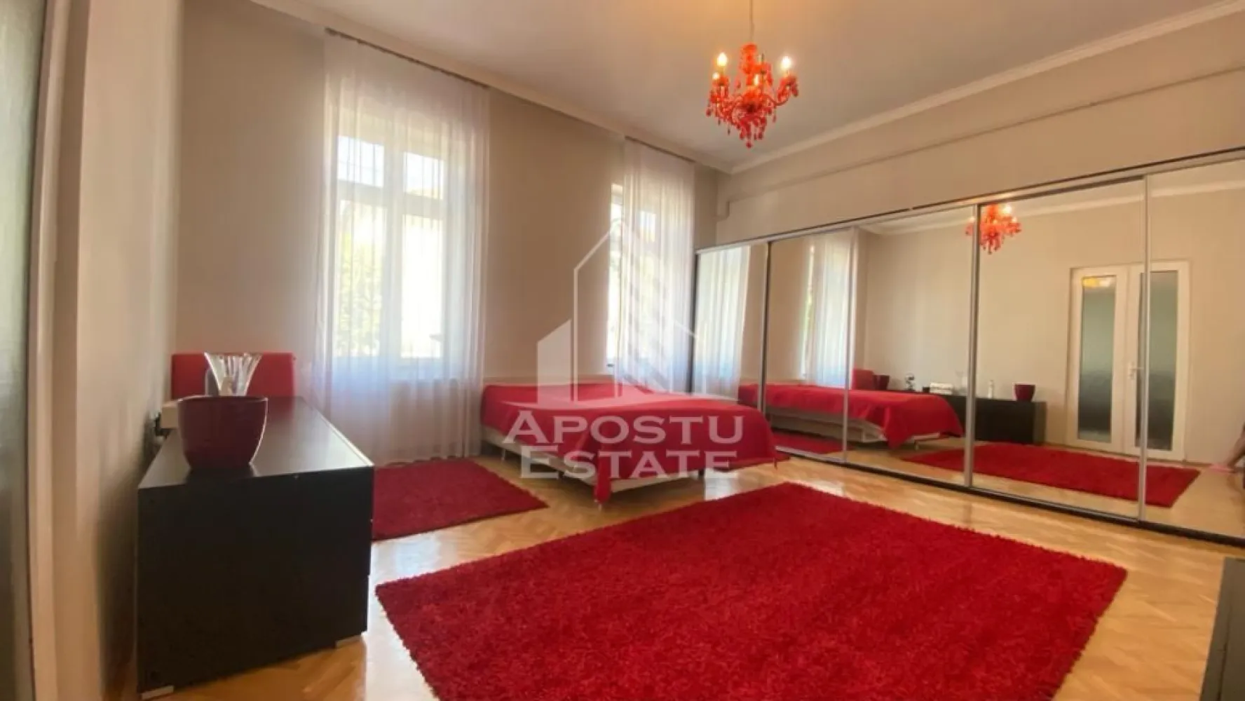SAD cu 3 camere + spatiu comercial la demisol, - APOSTU ESTATE va propune spre inchiriere o casa cu 3 camere in zona Semicentrala - Sinaia pretabila atat pentru locuit dar si pentru o afacere. Intreg imobilul este SAD. 

Suprafata utila este de 215 mp. + 200 mp curte.

Camerele sunt foarte spatioase si inalte iar compartimentarea se face astfel:

- 2 Dormitoare 

- Living

- 2 bai(una de serviciu)

- Bucatarie

Spatiu comercial la demisol cu intrare din strada are 2 incaperi + grup sanitar. 

Excelenta pentru afterschool, gradinita, salon etc. datorita pozitionarii la strada principala si spatiului generos. 

Confortul termic se realizeaza cu ajutorul centralei pe gaz. 

ID intern: 17017.