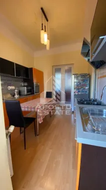 SAD cu 3 camere + spatiu comercial la demisol,