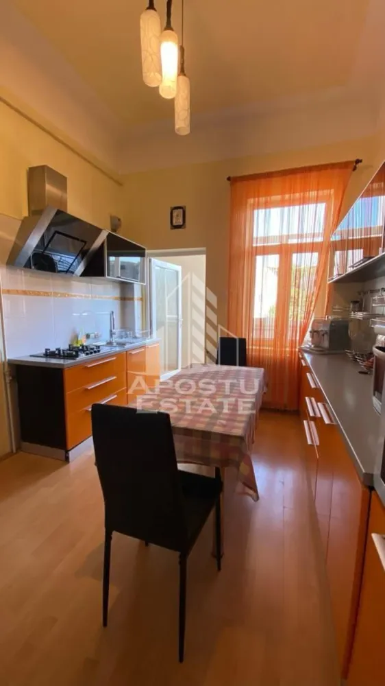 SAD cu 3 camere + spatiu comercial la demisol,
