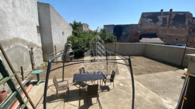 SAD cu 3 camere + spatiu comercial la demisol,