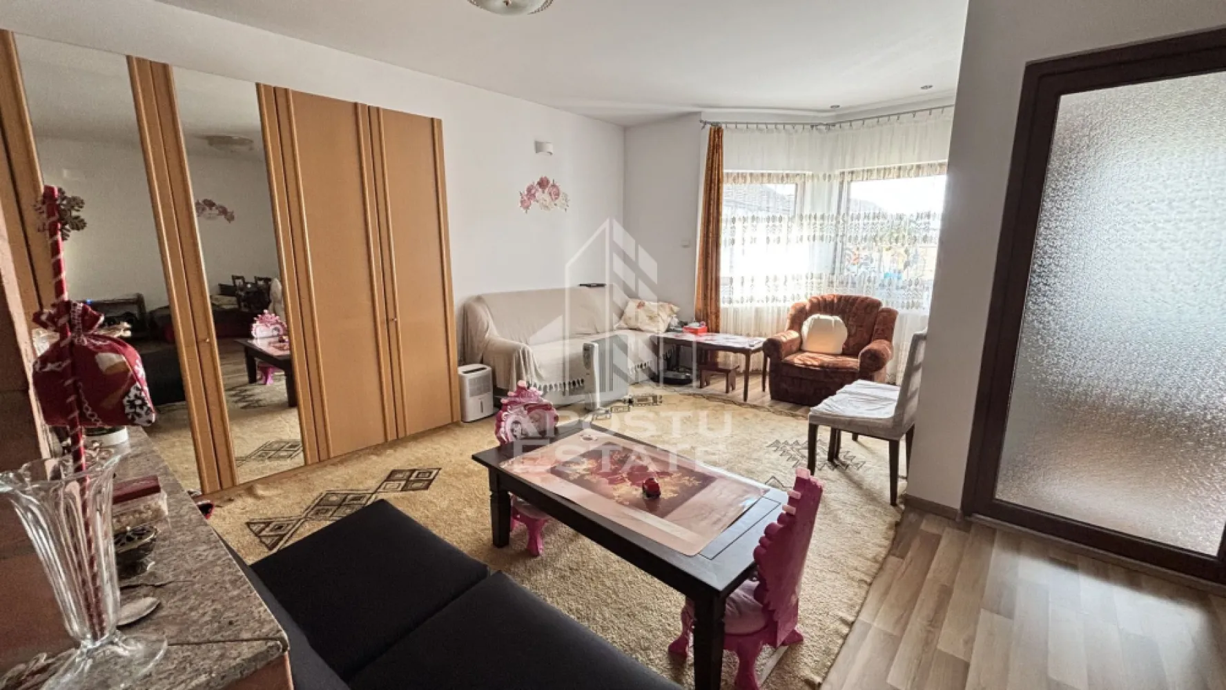 Casa individuala cu 4 camere de vanzare cu teren generos in Chisoda - Agentia imobiliara Apostu Estate va propune spre vanzare casa individuala spatioasa in Timis, localitatea Chișoda, ideala pentru familie, situata intr-o zona linistita, cu acces rapid catre Timișoara.

Aceasta proprietate reprezinta alegerea perfecta pentru cei care isi doresc o casa de vanzare in Chisoda, cu teren generos, compartimentare eficienta si toate utilitatile necesare pentru un stil de viata confortabil.

Suprafata utila: 156 mp
Suprafata teren: aproximativ 1000 mp
An constructie: 2005

Compartimentare practica

Parter:
 • Hol de acces
 • Living generos, ideal pentru petrecerea timpului in familie
 • Bucatarie spatioasa cu acces direct pe terasa
 • Hol mare cu dressing
 • Baie
 • Camera de depozitare amenajata sub scara

Etaj:
 • 3 dormitoare mari si luminoase
 • Baie

Detalii constructive
 • Zidarie din caramida Porotherm de 30 cm
 • Izolatie exterioara de 5 cm
 • Scara interioara zidita, placata cu lemn masiv

Dotari si facilitati
 • Incalzire prin centrala proprie pe gaz si calorifere
 • Beci
 • Terasa generoasa de aproximativ 20 mp
 • 2 locuri de parcare in fata casei si 2 locuri in curte
 • Toate utilitatile: apa, gaz, curent, canalizare, internet si TV

Proprietatea beneficiaza de teren mare, ideal pentru amenajarea unei gradini, piscine sau zone de relaxare. In curte regasim si anexe gospodaresti si solar, oferind multiple posibilitati de utilizare.

Aceasta casa de vanzare in Chisoda, judetul Timis, este ideala pentru cei care cauta spatiu, intimitate si confort, aproape de Timisoara, dar departe de agitatia orasului.

Agentia imobiliara Apostu Estate va ofera consultanta bancara gratuita prin intermediul colaboratorilor nostri, pentru alegerea celui mai potrivit tip de credit, astfel incat tu sa devii noul proprietar al acestei case.

Va asteptam cu drag la vizionare!