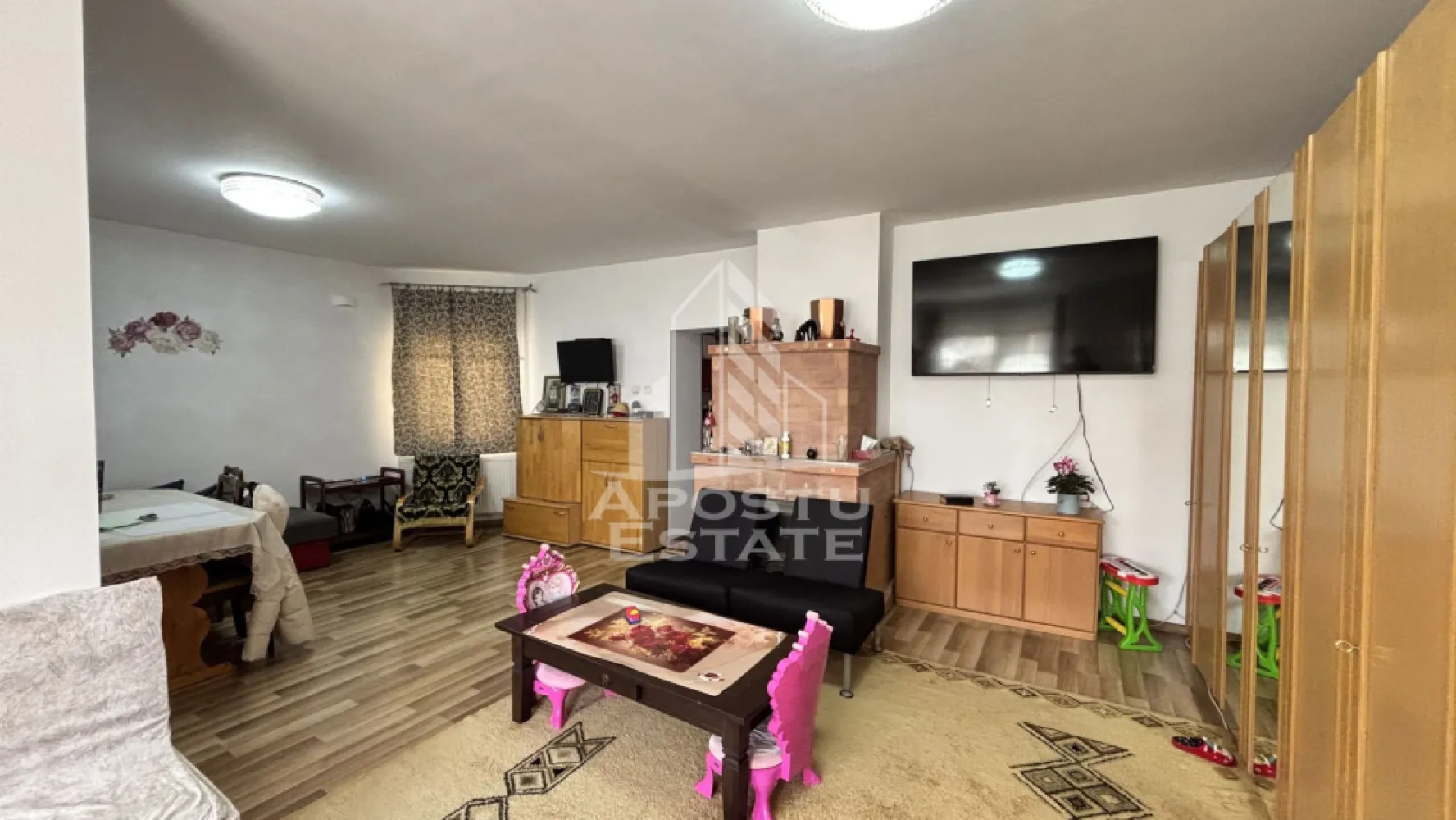 Casa individuala cu 4 camere de vanzare cu teren generos in Chisoda - Agentia imobiliara Apostu Estate va propune spre vanzare casa individuala spatioasa in Timis, localitatea Chișoda, ideala pentru familie, situata intr-o zona linistita, cu acces rapid catre Timișoara.

Aceasta proprietate reprezinta alegerea perfecta pentru cei care isi doresc o casa de vanzare in Chisoda, cu teren generos, compartimentare eficienta si toate utilitatile necesare pentru un stil de viata confortabil.

Suprafata utila: 156 mp
Suprafata teren: aproximativ 1000 mp
An constructie: 2005

Compartimentare practica

Parter:
 • Hol de acces
 • Living generos, ideal pentru petrecerea timpului in familie
 • Bucatarie spatioasa cu acces direct pe terasa
 • Hol mare cu dressing
 • Baie
 • Camera de depozitare amenajata sub scara

Etaj:
 • 3 dormitoare mari si luminoase
 • Baie

Detalii constructive
 • Zidarie din caramida Porotherm de 30 cm
 • Izolatie exterioara de 5 cm
 • Scara interioara zidita, placata cu lemn masiv

Dotari si facilitati
 • Incalzire prin centrala proprie pe gaz si calorifere
 • Beci
 • Terasa generoasa de aproximativ 20 mp
 • 2 locuri de parcare in fata casei si 2 locuri in curte
 • Toate utilitatile: apa, gaz, curent, canalizare, internet si TV

Proprietatea beneficiaza de teren mare, ideal pentru amenajarea unei gradini, piscine sau zone de relaxare. In curte regasim si anexe gospodaresti si solar, oferind multiple posibilitati de utilizare.

Aceasta casa de vanzare in Chisoda, judetul Timis, este ideala pentru cei care cauta spatiu, intimitate si confort, aproape de Timisoara, dar departe de agitatia orasului.

Agentia imobiliara Apostu Estate va ofera consultanta bancara gratuita prin intermediul colaboratorilor nostri, pentru alegerea celui mai potrivit tip de credit, astfel incat tu sa devii noul proprietar al acestei case.

Va asteptam cu drag la vizionare!