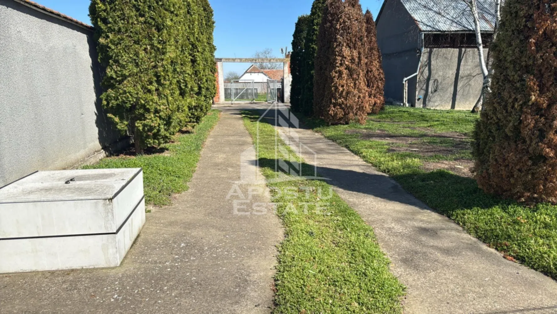 Teren intravilan in Dinias, 996mp, gard de beton si poarta noua - Apostu Estate va propune spre vanzare un teren in localitatea Dinias, la aproximativ 20 km de Timisoara.
Frontul stradal 13m
Terenul este imprejumuit cu gard de beton pe 3 laturi. 
Beneficiaza totodata de fantana in curte, poarta noua, utilitati la poarta: apa, curent, canalizare, internet+tv.

Va invitam cu drag la o vizionare sa descoperiti avantajele acestui teren

Id intern: 2437681