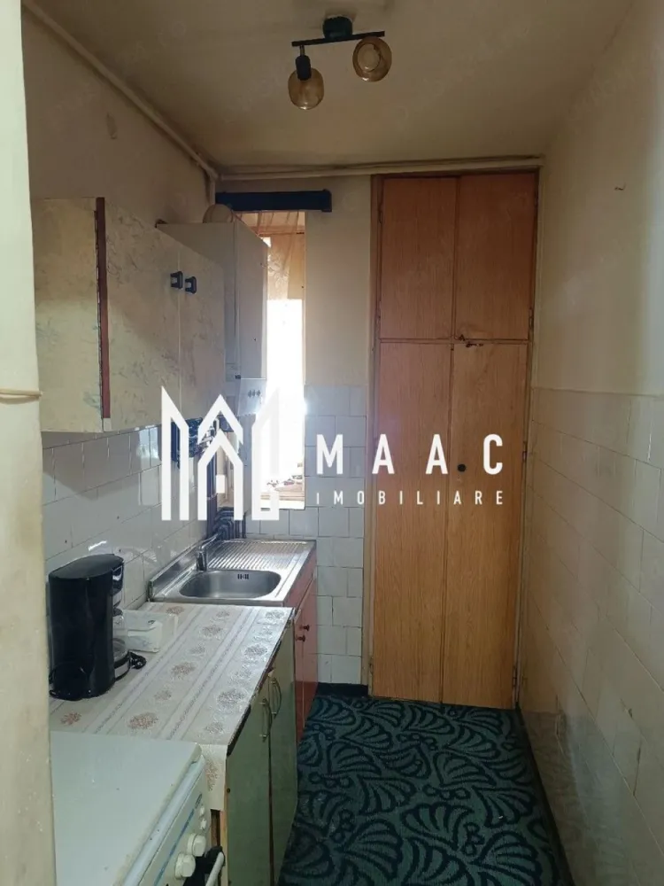 Apartament 2 camere | Parter | Balcon | Cedonia - MAAC Imobiliare vă prezintă un apartament cu 2 camere semidecomandat, situat la parterul unui imobil cu 4 etaje, în zona Cedonia.

Locuința are o suprafață utilă de 36 mp și este compus din living, dormitor, bucătărie separată, baie și hol. Un avantaj important îl reprezintă balconul de 6 mp, care oferă spațiu suplimentar pentru relaxare sau depozitare.
Apartamentul dispune de centrală termică proprie și încălzire prin calorifere.
Bucătăria este separată și dispune de cămară.

Caracteristici principale:
Suprafață utilă: 36 mp
Apartament semidecomandat
Parter din 4 etaje
Balcon de 6 mp
Bucătărie separată cu cămară
Centrală termică proprie
Încălzire prin calorifere
Pivniță de aproximativ 6 mp

Apartamentul necesită renovare, fiind o oportunitate excelentă pentru cei care doresc să îl amenajeze după propriul gust și necesități.

Zona Cedonia oferă acces rapid la magazine, supermarketuri, școli, grădinițe, farmacii, stații de autobuz și alte facilități necesare unui stil de viață confortabil.

Pentru mai multe detalii și programarea unei vizionări, vă rugăm să ne contactați și să menționați ID-ul proprietății: CP3128006