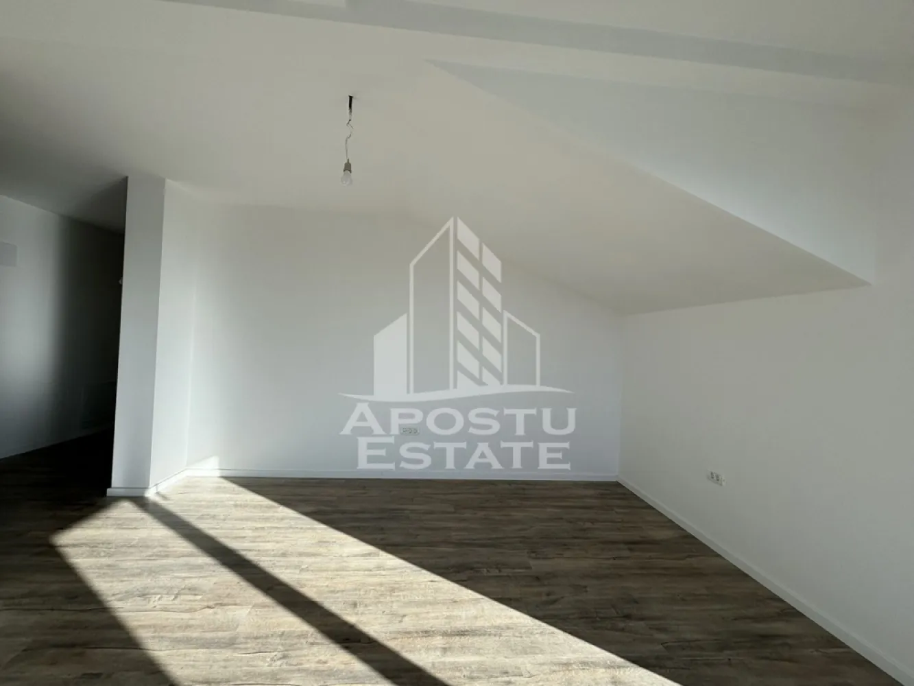 Apartament de vanzare cu 2 camere, decomandat, Ciarda Rosie, Timisoara - Agentia imobiliara Apostu Estate va ofera spre vanzare un apartament nou cu 2 camere, decomandat, situat in Timis, Timisoara, zona Ciarda Rosie.

Imobilul dispune de o suprafata utila de 56,2 mp si face parte dintr-un bloc cu regim de inaltime P+2E+M, izolat exterior.

Apartamentul se preda la stadiul de finisaje, oferind posibilitatea de personalizare dupa propriul gust.

Confortul termic este asigurat prin centrala proprie pe gaz cu incalzire in pardoseala.

Avantaje:
 • Compartimentare decomandata
 • Bloc nou, izolat exterior
 • Loc de parcare inscris in CF inclus

Imobilul este situat in vecinatatea mai multor puncte de interes:
 • Magazine si supermarketuri
 • Mijloace de transport in comun
 • Acces facil catre oras

Agentia imobiliara Apostu Estate va ofera consultanta bancara gratuita prin intermediul colaboratorilor nostri pentru alegerea celui mai potrivit tip de credit, astfel incat tu sa devi noul proprietar al acestui apartament.
CP2190676