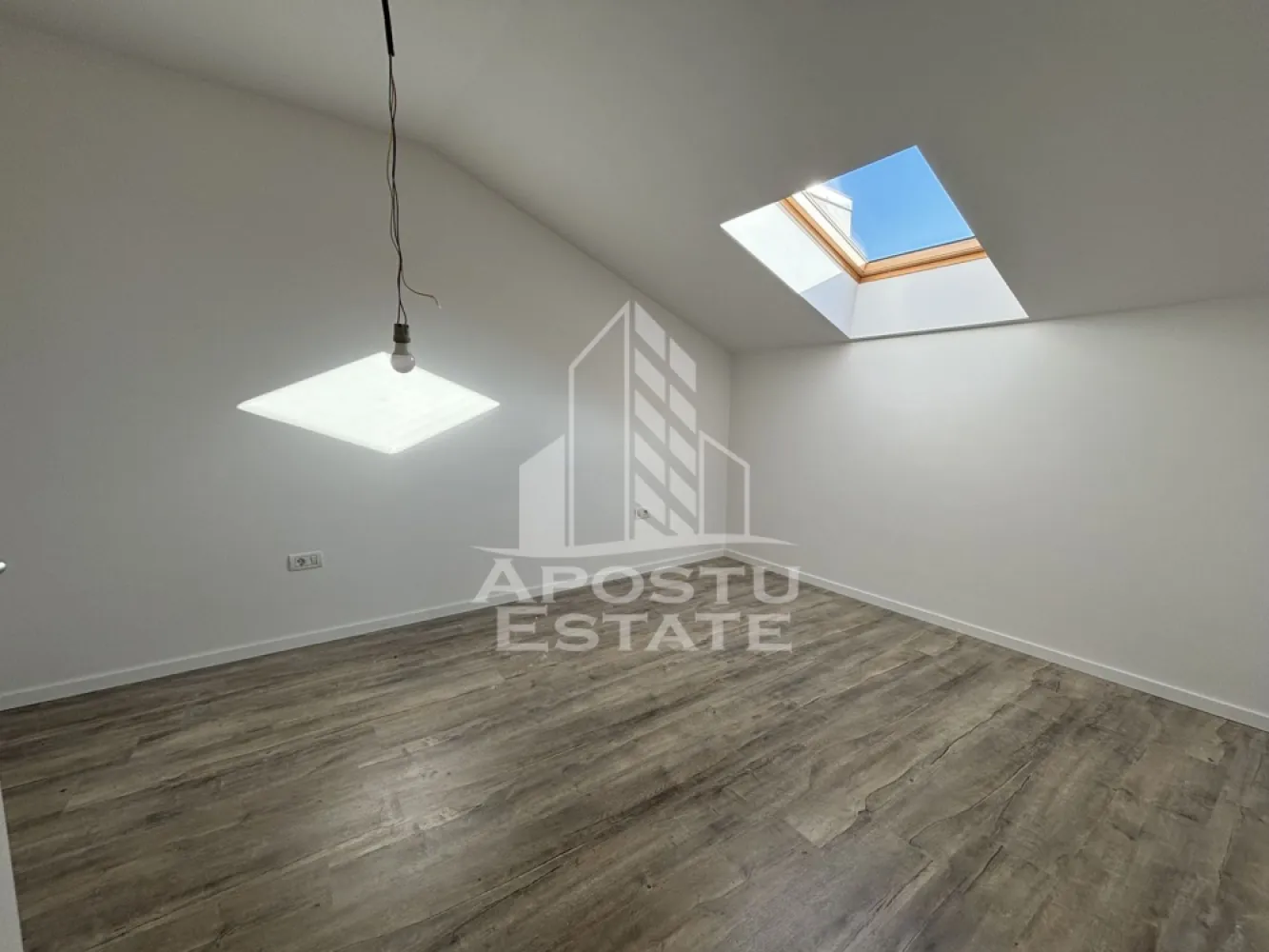 Apartament de vanzare cu 2 camere, decomandat, Ciarda Rosie, Timisoara - Agentia imobiliara Apostu Estate va ofera spre vanzare un apartament nou cu 2 camere, decomandat, situat in Timis, Timisoara, zona Ciarda Rosie.

Imobilul dispune de o suprafata utila de 56,2 mp si face parte dintr-un bloc cu regim de inaltime P+2E+M, izolat exterior.

Apartamentul se preda la stadiul de finisaje, oferind posibilitatea de personalizare dupa propriul gust.

Confortul termic este asigurat prin centrala proprie pe gaz cu incalzire in pardoseala.

Avantaje:
 • Compartimentare decomandata
 • Bloc nou, izolat exterior
 • Loc de parcare inscris in CF inclus

Imobilul este situat in vecinatatea mai multor puncte de interes:
 • Magazine si supermarketuri
 • Mijloace de transport in comun
 • Acces facil catre oras

Agentia imobiliara Apostu Estate va ofera consultanta bancara gratuita prin intermediul colaboratorilor nostri pentru alegerea celui mai potrivit tip de credit, astfel incat tu sa devi noul proprietar al acestui apartament.
CP2190676