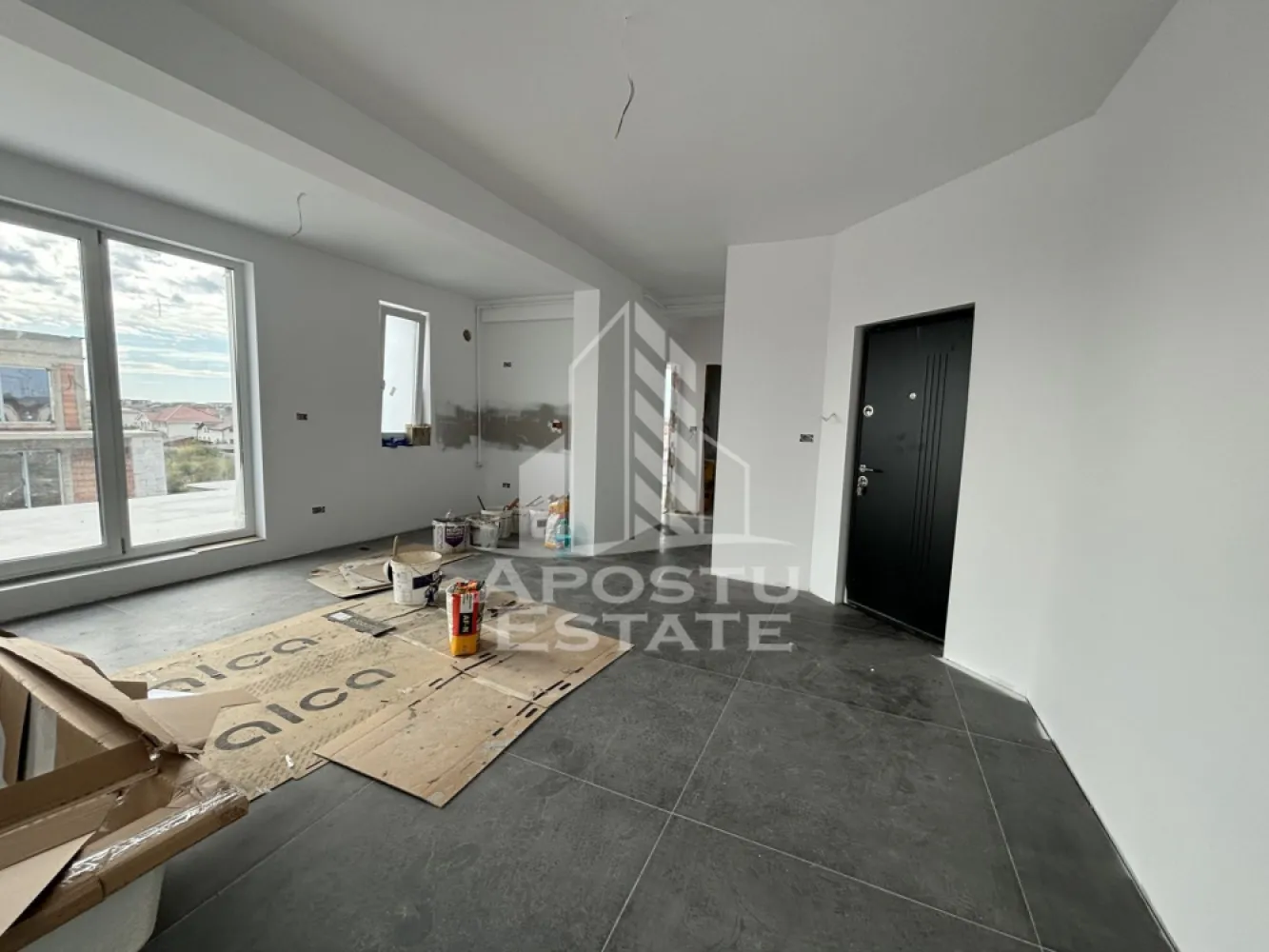 Apartament cu 2 camere de vanzare, in Ciarda Rosie, Timisoara - Agentia imobiliara Apostu Estate va ofera spre vanzare apartamente tip penthouse cu 2 camere, open space, situate in Timis, Timisoara, zona Ciarda Rosie, disponibile la etajul 3.

Imobilele dispun de o suprafata utila de 52 mp, la care se adauga o terasa generoasa de 50 mp.

Blocul are regim de inaltime P+3E si este izolat exterior.

Apartamentele se predau la stadiul de finisaje, oferind posibilitatea de amenajare dupa propriile preferinte.

Confortul termic este asigurat prin incalzire in pardoseala cu centrala pe imobil.

Avantaje:
 • Terasa spatioasa, ideala pentru relaxare
 • Compartimentare open space
 • Constructie noua, eficienta energetic
 • Posibilitate de personalizare interioara

Imobilul este situat in vecinatatea mai multor puncte de interes:
 • Magazine si supermarketuri
 • Mijloace de transport in comun
 • Acces facil catre oras

Agentia imobiliara Apostu Estate va ofera consultanta bancara gratuita prin intermediul colaboratorilor nostri pentru alegerea celui mai potrivit tip de credit, astfel incat tu sa devi noul proprietar al acestui apartament.
CP 2190823