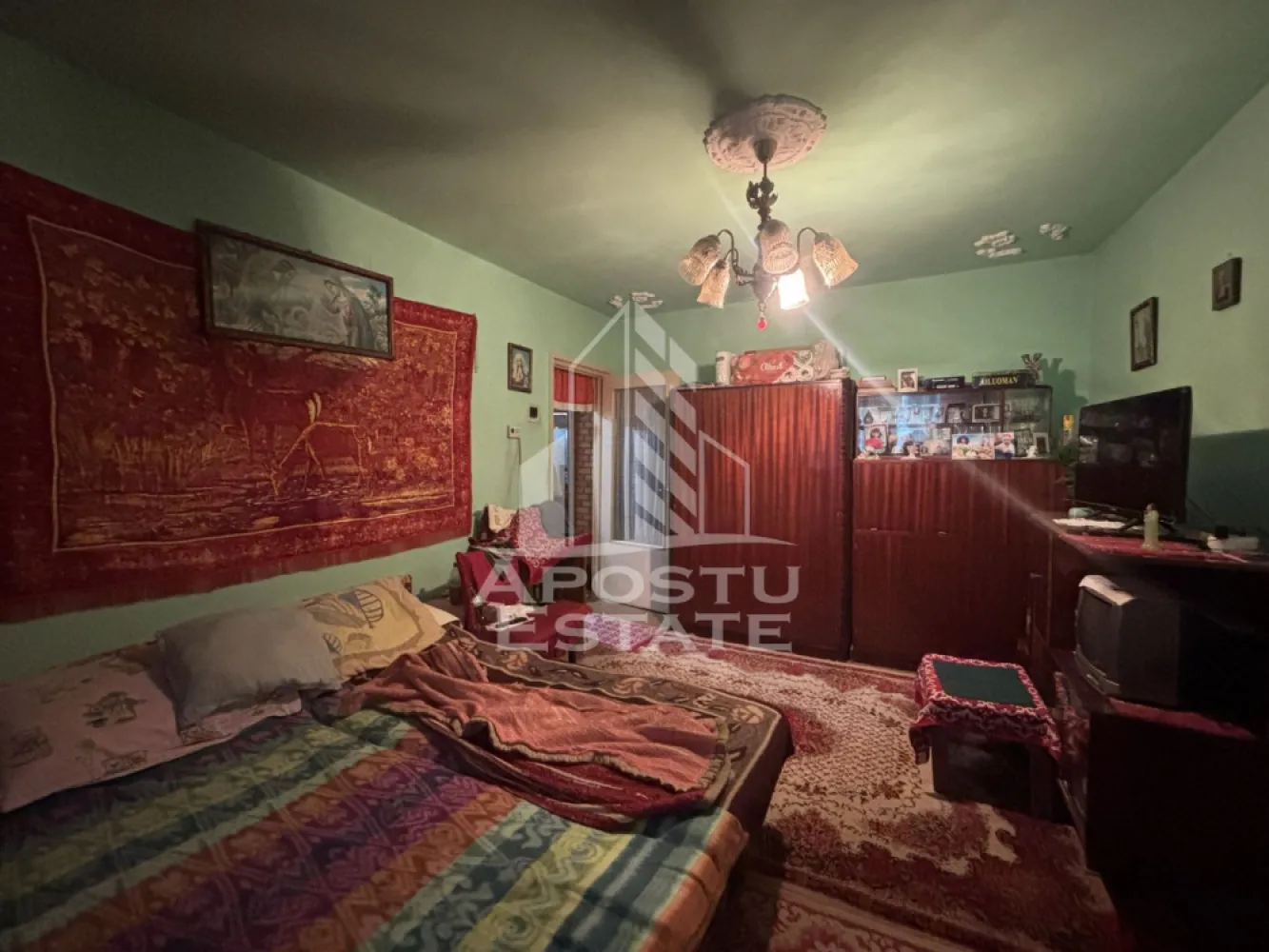 Apartament cu 2 camere de vanzare in zona Girocului, Timisoara - Agentia imobiliara Apostu Estate va propune spre vanzare un apartament cu 3 camere nedecomandat, situat in Timis, Timisoara, zona Girocului, la etajul 4/5.

Imobilul are o suprafata de 38 mp si este potrivit atat pentru locuinta proprie, cat si pentru investitie.

Compartimentare:
 • Hol acces
 • Bucatarie
 • Living
 • Dormitor
 • Baie

Confortul termic este asigurat prin centrala termica pe gaz, iar blocul este anvelopat, oferind costuri reduse de intretinere.

Avantaje:
 • Zona buna, cu acces facil
 • Ideal pentru investitie
 • Bloc izolat

Imobilul este situat in vecinatatea mai multor puncte de interes:
 • Mijloace de transport in comun
 • Supermarketuri
 • Farmacia Karim
 • Patiseria Nisi
 • Codrina
 • Spitalul Judetean Timisoara

Agentia imobiliara Apostu Estate va ofera consultanta bancara gratuita prin intermediul colaboratorilor nostri pentru alegerea celui mai potrivit tip de credit, astfel incat tu sa devi noul proprietar al acestui apartament.

CP2257582