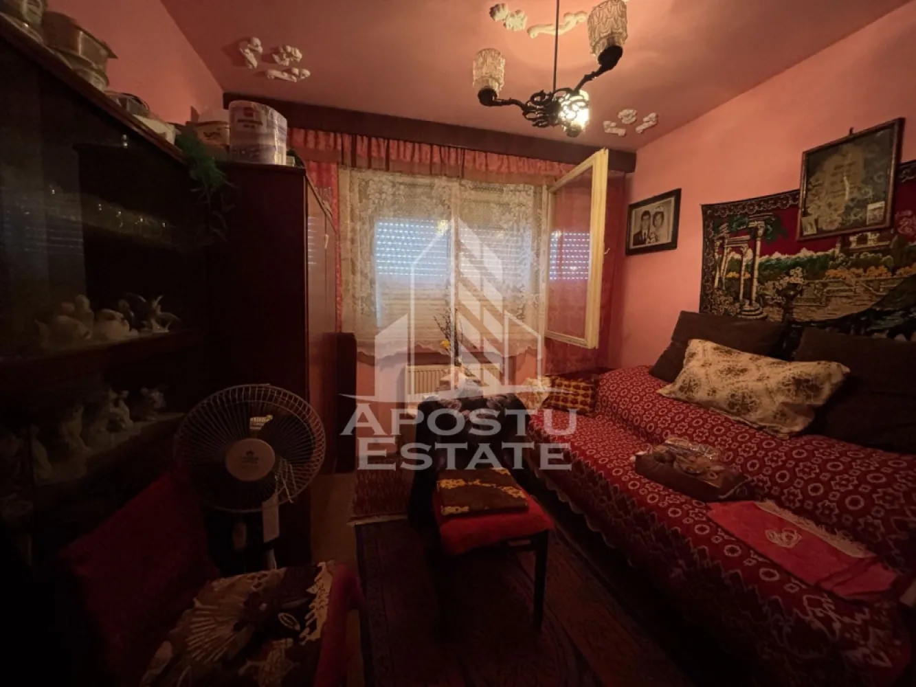 Apartament cu 2 camere de vanzare in zona Girocului, Timisoara - Agentia imobiliara Apostu Estate va propune spre vanzare un apartament cu 3 camere nedecomandat, situat in Timis, Timisoara, zona Girocului, la etajul 4/5.

Imobilul are o suprafata de 38 mp si este potrivit atat pentru locuinta proprie, cat si pentru investitie.

Compartimentare:
 • Hol acces
 • Bucatarie
 • Living
 • Dormitor
 • Baie

Confortul termic este asigurat prin centrala termica pe gaz, iar blocul este anvelopat, oferind costuri reduse de intretinere.

Avantaje:
 • Zona buna, cu acces facil
 • Ideal pentru investitie
 • Bloc izolat

Imobilul este situat in vecinatatea mai multor puncte de interes:
 • Mijloace de transport in comun
 • Supermarketuri
 • Farmacia Karim
 • Patiseria Nisi
 • Codrina
 • Spitalul Judetean Timisoara

Agentia imobiliara Apostu Estate va ofera consultanta bancara gratuita prin intermediul colaboratorilor nostri pentru alegerea celui mai potrivit tip de credit, astfel incat tu sa devi noul proprietar al acestui apartament.

CP2257582