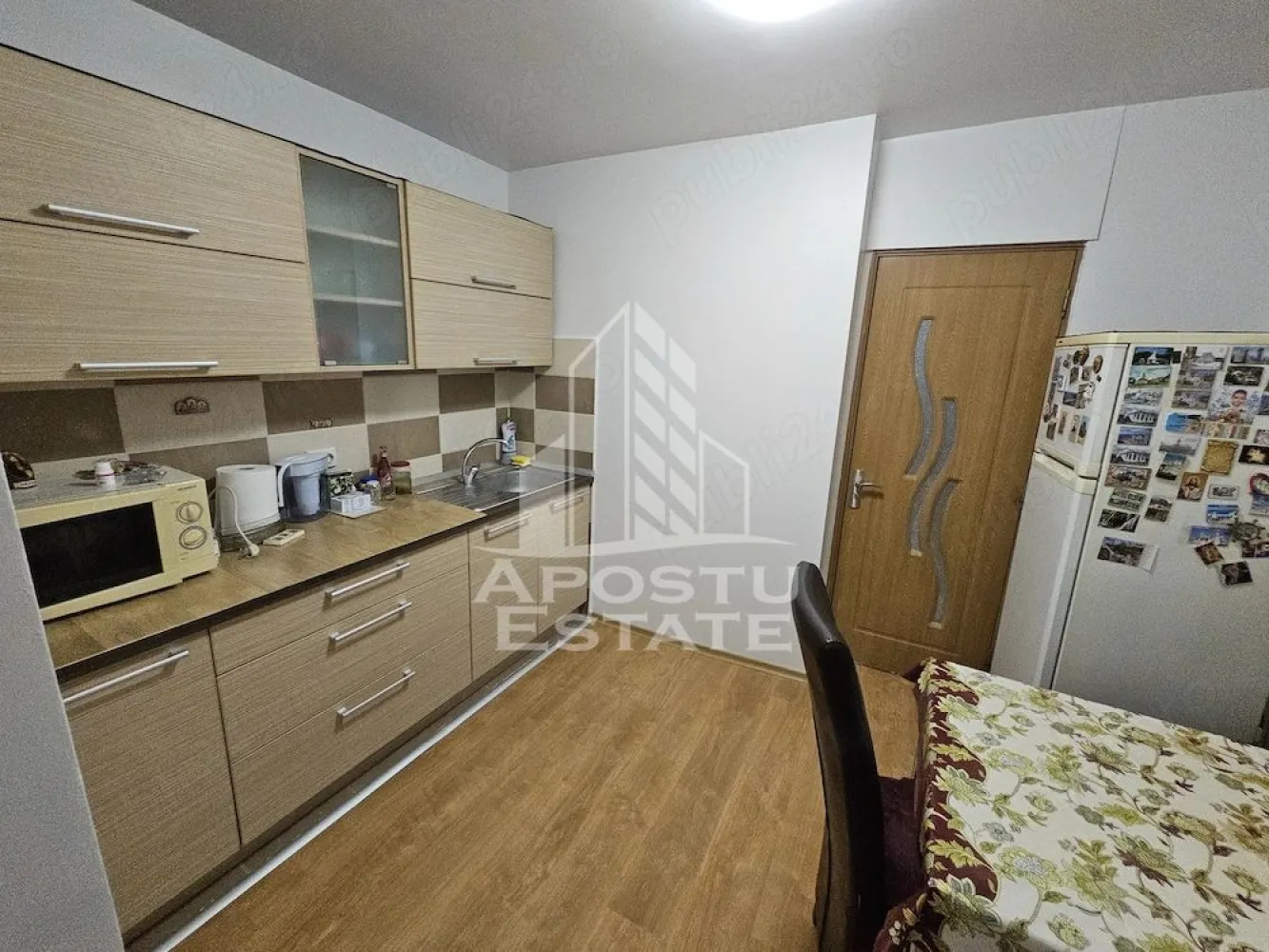 Apartament cu 3 camere, de inchiriat, zona Soarelui, Timisoara - Agentia imobiliara APOSTU ESTATE va propune spre inchiriere un apartament cu 2 camere, spatios si luminos, situat in Timisoara, zona Soarelui, o zona linistita si bine pozitionata, potrivit pentru cupluri,familii, sau studenti care isi doresc o locuinta unde sa se simta confortabil si cu acces facil catre scoli, statii de autobuz, supermarketuri , magazine de zona, parcuri.

Suprafata utila: 85 mp
Compartimentare eficienta:
-Hol de acces generos.
-Bucatarie inchisa, mobilata si utilata.
-Dormitor matrimonial.
-Dormitor secundar
-Baie cu cada.
-Baie de servici.

Confort si facilitati:
-Incalzirea apartamentului: Calorifere, Termoficare.
-Apartamentul este complet mobilat si utilat.
- Nu se accepta animale de companie de catre proprietar.

Localizare:
-Timis, Timisoara, zona Soarelui– acces facil : Sud Plaza, Profi, Hotel Lido.

Ideal pentru:
-Cupluri.
-Persoane singure.

Disponibilitate: imediata
Pret chirie lunara: 400 euro.
Programeaza o vizionare pentru a-ti putea imagina viitorul aici!
ID intern: CP3129672