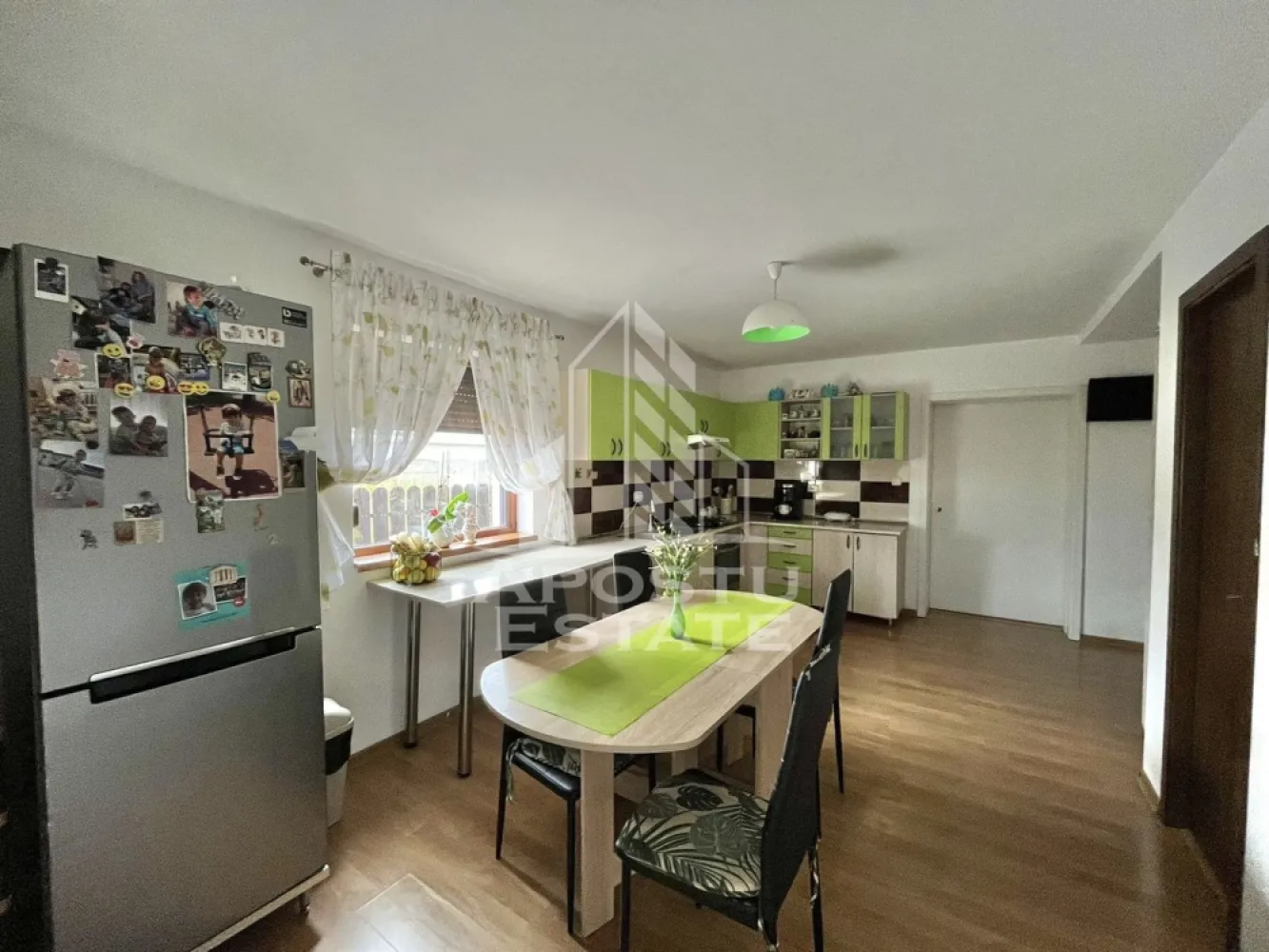 Duplex cu 4 camere si 2 bai complet mobilat si utilat in Giroc. - APOSTU ESTATE va propune spre vanzare un duplex situat in Giroc.
Locatia imobilului se potriveste perfect celor ce isi doresc sa se detaseze de agitatia orasului. In apropiere sunt magazine si supermarket-uri precum Profi, Mega Image, scoala si gradinita la o distanta de 5 minute, acces facil la mijloace de transport în comun, distanta pana in statie este de aproximativ 3 minute.

Imobilul dispune de 110 mp utili, se vinde complet mobilat si utilat, precum se observa in imagini si este compartimentat astfel:

Parter:
- hol acces.
- living generos.
- bucatarie inchisa.
- baie cu geam si dus.
- terasa

Etaj:
- hol acces
- 3 dormitoare.
- baie cu geam si cada.
- acces in pod.
- terasa

Detalii tehnice:
Regim de inaltime Parter + Mansarda + Pod.
- constructie realizata in anul 2013 din caramida Porotherm de 30 cm.
- izolata cu polistiren de 10cm EPS 85.
- pereti despartitori complet din caramida tencuiti mecanizat finisati cu vopsea lavabila alba.
- placa de beton peste parter.
- acoperis de tigla, izolat cu vata.
- geamuri termopan cu 3 sticle pentru izolare atat fonica cat si termica superioara foarte mari si luminoase dotate cu rulouri, site si jaluzele.
- mobilier de bucatarie de calitate inalta, realizat pe comanda.
- centrala proprie pe gaz sistem eficient de incalzire in pardoseala cu termostat ambiental separat pentru fiecare incapere.

Utilitati: curent, apa de la retea, canalizare, gaz, internet prin fibra optica, cablu Tv.
Pentru mai multe detalii nu ezitati sa ne contactati!

Acceptam orice fel de credit bancar. Oferim consultanta si solutii financiare prin colaboratorii nostri pentru a obtine cel mai avantajos credit Ipotecar sau Noua Casa.

Va asteptam cu drag la o vizionare chiar astazi!
CP2571918