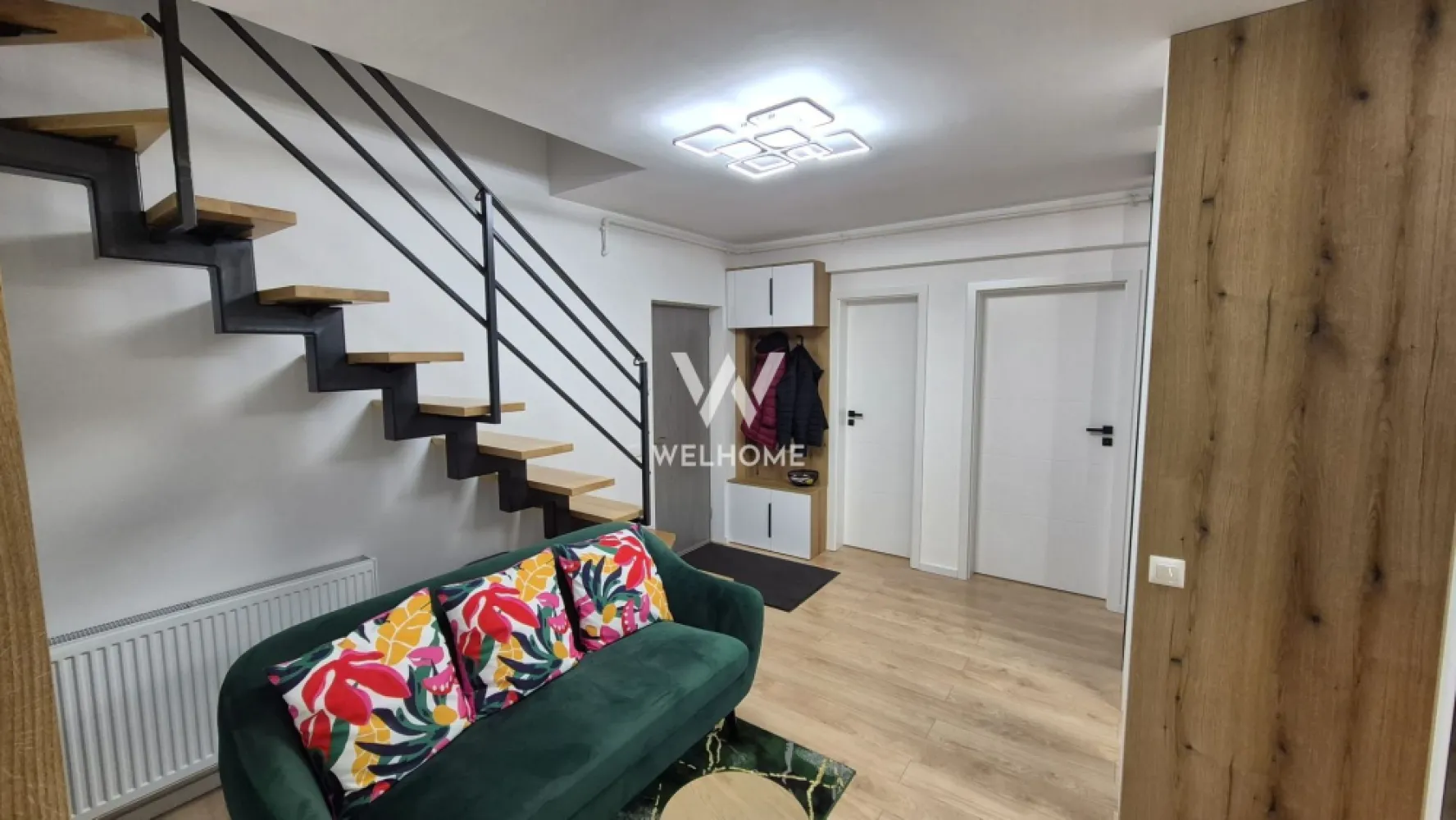 Apartament LA CHEIE,mobilat, 96mp, Sibiu - Apartamentul este situat la etajul 3 intr-un bloc nou constructie premium, cu lift.

Locatie: Calea Cisnadiei, zona Mandra 

Suprafata utila: 96mp (parter 66mp +etaj 30mp)
ATENTIE: Etajul are placa de beton turnata, constructie foarte calitativa 

Compartimentare: hol, 3 dormitoare, living, bucatarie, 3 bai + balcon mare

Se vinde mobilat si utilat conform fotografii, si include: 
- 4 televizoare
- masina de spalat vase
- frigider individual incorporat
- congelator individual incorporat
- plita cu inductie
- hota
- cuptor cu aburi
- cuptor cu microunde incorporat
- espressor de cafea
- purificator de apa
- masina de spalat rufe
- uscator de rufe
- aspirator robot
- aspirator vertical
- gratar electric pe balcon
- aparate de aer conditionat

Include un loc de parcare, contracost se mai pot achizitiona si altele (5000 euro)
Pret: 210000 euro negociabil 
Cash sau credit bancar 
Vizionare: 0752.088.381 Roxana