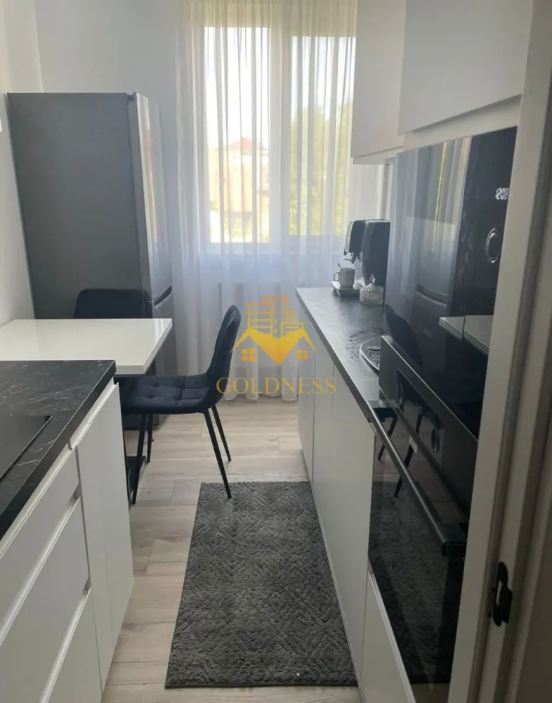 2 camere SemiCentral, UBB, Horea, Prima închiriere, Cetățuia, Crișan - GOLDNESS Imobiliare vă propune spre închiriere un apartament cu 2 camere complet mobilat și utilat, la etajul 3 într-un imobil de 3 etaje, SemiCentral.
Dispune de loc de parcare cu garaj exterior.
Se află în apropierea stațiilor de transport în comun, magazine, restaurante, spații verzi, farmacii, etc. 

Apartamentul este compartimentat astfel:
 - dormitor cu pat matrimonial, dressing, noptiere
 - living cu canapea extensibilă 
 - bucătărie complet utilată și mobilată, loc de servit masa 
 - baie cu cabina de dus, calorifer port prosop și dulap pentru depozitare.
 - balcon de 5 mp.

Imobilul este dotat cu toate cele necesare- centrală proprie, frigider, aragaz, hotă, mașină de spălat haine, etc. 

Dacă sunteți interesați de acest apartament și doriți să îl vizionați, dar și pentru alte oferte nu ezitați să ne contactați telefonic sau prin e-mail. Vă stăm la dispoziție!
Pentru intermediere se percepe un comision de 50% din prețul chiriei!