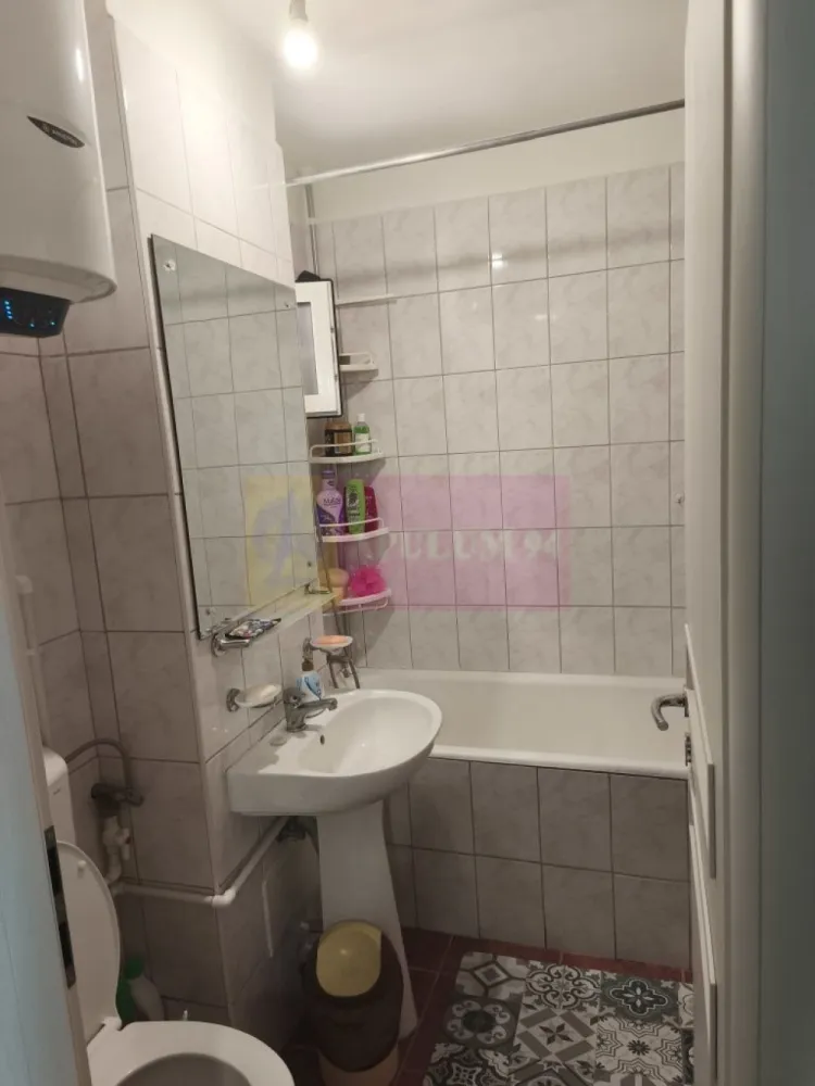 Apartament cu 3 camera Șoseaua Pantelimon - Agentia Imobiliara Apulum 94, va ofera spre vanzare
Apartament cu 3 camere, confort 1 decomandat cu o suprafață de 70.57 mp în Sec 2 pe Șoseaua Pantelimon, 
Blocul este amvelopat, etaj 8/10. 
Apartamentul este renovat, luminos și bine compartiment, ce beneficiază de 2 aer condiționate și semi-mobilat . Apartamentul beneficiază și de o debara ce poate fi transformată cu ușurință într-o baie de serviciu în funcție de nevoile viitorului proprietar.
Vederea apartamentului este libera si pe spatele blocului.
Locație foarte bună si liniștită, cu școli, grădinițe, magazine, hipermarketuri și mijloace de transport la câteva minute distanță. O locuință potrivită pentru cei care caută confort, spațiu și acces rapid la toate facilitățile necesare.