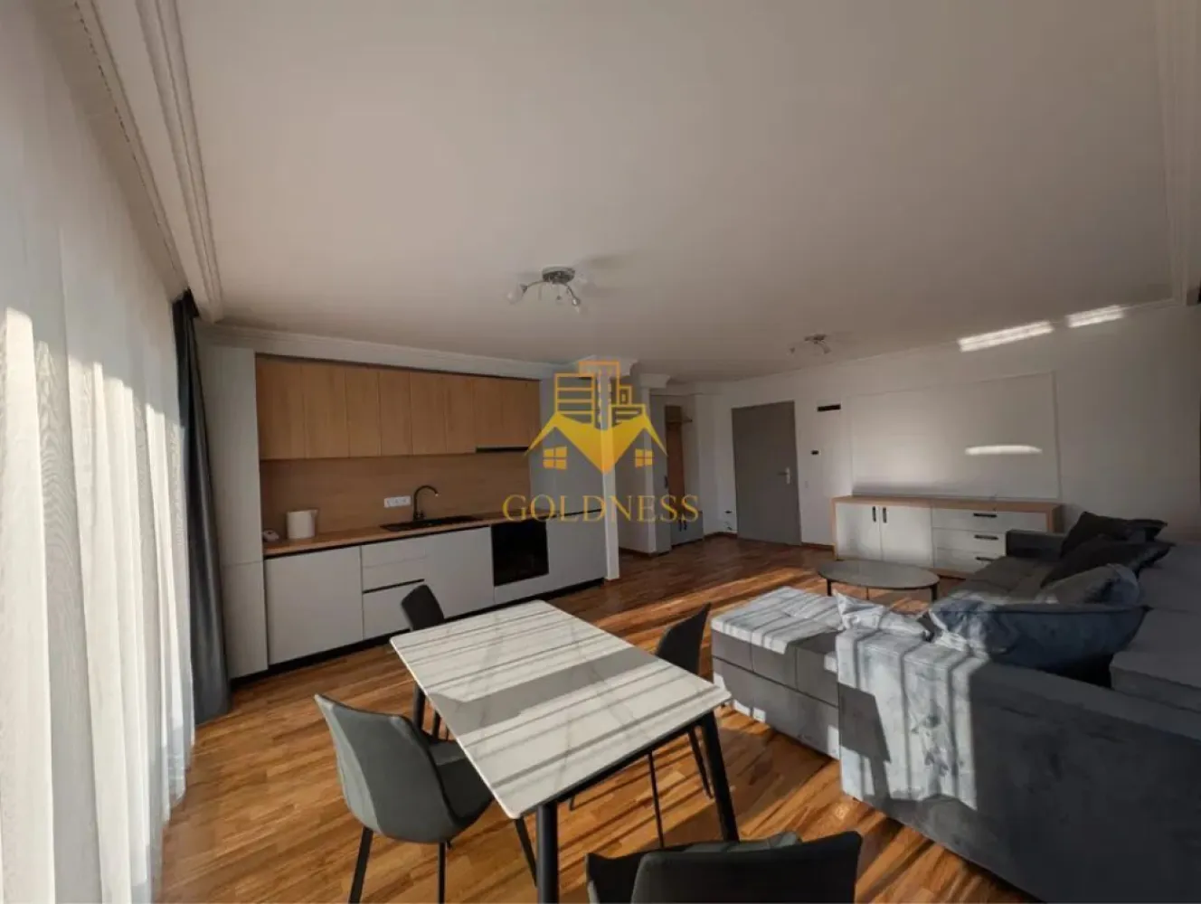 2 camere open space, Premium, Sopor, Profi, Iulius Mall, Gheorgheni - GOLDNESS Imobiliare vă propune spre închiriere un apartament cu 2 camere complet mobilat și utilat, la etajul 4 într-un imobil de 6 etaje, în Cartierul Gheorgheni.
Posibiliatate de parcare in zona, pe langa bloc.
Se află în apropierea stațiilor de transport în comun, magazine, restaurante, spații verzi, farmacii, etc. 

Apartamentul este compartimentat astfel:
 - dormitor cu pat matrimonial, dressing, noptiere
 - living cu bucatarie open space complet utilată și mobilată, canapea extensibilă, loc de servit masa 
 - baie cu cabina de dus, calorifer port prosop și dulap pentru depozitare.
 - terasa de 10 mp.

Imobilul este dotat cu toate cele necesare- centrală proprie, frigider, aragaz, hotă, mașină de spălat haine, etc. 

Dacă sunteți interesați de acest apartament și doriți să îl vizionați, dar și pentru alte oferte nu ezitați să ne contactați telefonic sau prin e-mail. Vă stăm la dispoziție!
Pentru intermediere se percepe un comision de 50% din prețul chiriei!