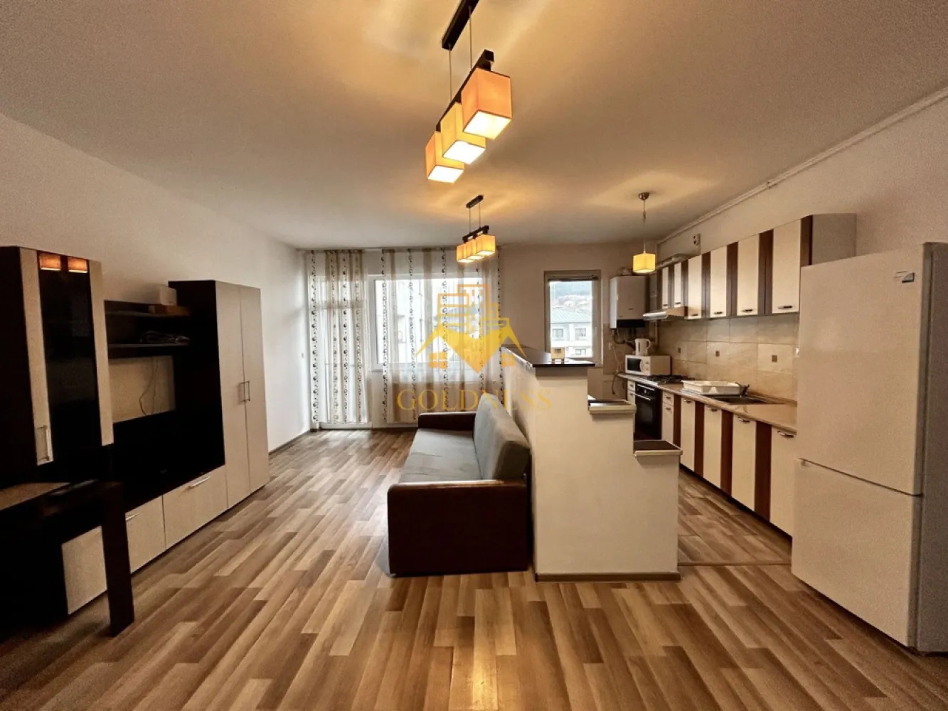 2 camere open space, Parcare, Zona Sub Cetate, Mega Image, Floresti - GOLDNESS Imobiliare vă propune spre închiriere un apartament cu 2 camere complet mobilat și utilat, la etajul 1 într-un imobil de 2 etaje, situat în Floresti.
Dispune de loc de parcare!
Se află în apropierea stațiilor de transport în comun, magazine, restaurante, spații verzi, farmacii, etc. 

Apartamentul este compartimentat astfel:
 - dormitor cu pat matrimonial, dressing, noptiere
 - living cu bucatarie open space complet utilată și mobilată, canapea extensibilă, loc de servit masa, comoda tv
 - baie cu cada, calorifer port prosop și dulap pentru depozitare.
 - terasa de 10 mp.

Imobilul este dotat cu toate cele necesare- centrală proprie, frigider, aragaz, hotă, mașină de spălat haine, etc. 

Dacă sunteți interesați de acest apartament și doriți să îl vizionați, dar și pentru alte oferte nu ezitați să ne contactați telefonic sau prin e-mail. Vă stăm la dispoziție!
Pentru intermediere se percepe un comision de 50% din prețul chiriei!