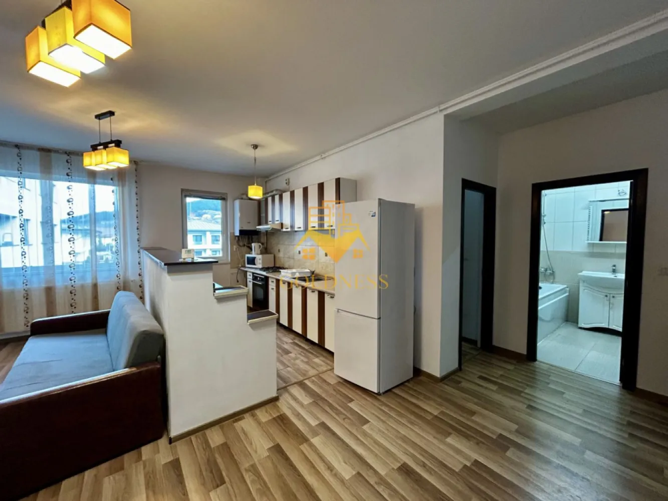 2 camere open space, Parcare, Zona Sub Cetate, Mega Image, Floresti - GOLDNESS Imobiliare vă propune spre închiriere un apartament cu 2 camere complet mobilat și utilat, la etajul 1 într-un imobil de 2 etaje, situat în Floresti.
Dispune de loc de parcare!
Se află în apropierea stațiilor de transport în comun, magazine, restaurante, spații verzi, farmacii, etc. 

Apartamentul este compartimentat astfel:
 - dormitor cu pat matrimonial, dressing, noptiere
 - living cu bucatarie open space complet utilată și mobilată, canapea extensibilă, loc de servit masa, comoda tv
 - baie cu cada, calorifer port prosop și dulap pentru depozitare.
 - terasa de 10 mp.

Imobilul este dotat cu toate cele necesare- centrală proprie, frigider, aragaz, hotă, mașină de spălat haine, etc. 

Dacă sunteți interesați de acest apartament și doriți să îl vizionați, dar și pentru alte oferte nu ezitați să ne contactați telefonic sau prin e-mail. Vă stăm la dispoziție!
Pentru intermediere se percepe un comision de 50% din prețul chiriei!