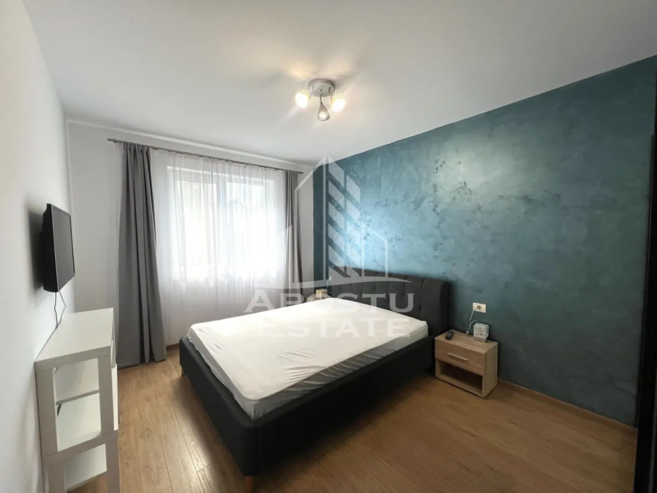 Apartament 2 camere de inchiriat, centrala proprie, Giroc - Agentia imobiliara APOSTU ESTATE va propune spre inchiriere un apartament cu 2 camere, spatios si luminos, situat in Giroc, o zona linistita si bine pozitionata, potrivit pentru cupluri,familii, sau studenti care isi doresc o locuinta unde sa se simta confortabil si cu acces facil catre scoli, statii de autobuz, supermarketuri , magazine de zona, parcuri.

Suprafata utila: 50 mp
Compartimentare eficienta:
-Hol de acces generos
-Bucatarie complet mobilata si utilata, cu loc de luat masa
-Living luminos si spatios
-Dormitor mobilat si utilat
-Baie prevazuta cu cada

Confort si facilitati:
-Incalzirea apartamentului: centrala proprie
-Apartamentul este complet mobilat si utilat
-Se accepta animale de companie de catre proprietar

Localizare:
-Timis, Giroc – acces facil spre magazine, supermarketuri, scoli, parcuri si mijloace de transport in comun.

Ideal pentru:
-Familii
-Cupluri
-Studenti

Disponibilitate: imediata
Pret chirie lunara: 400 euro
Programeaza o vizionare pentru a-ti putea imagina viitorul aici!
ID intern: CP3128080