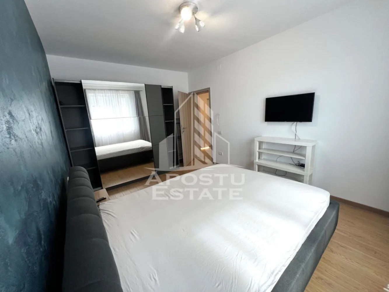 Apartament 2 camere de inchiriat, centrala proprie, Giroc - Agentia imobiliara APOSTU ESTATE va propune spre inchiriere un apartament cu 2 camere, spatios si luminos, situat in Giroc, o zona linistita si bine pozitionata, potrivit pentru cupluri,familii, sau studenti care isi doresc o locuinta unde sa se simta confortabil si cu acces facil catre scoli, statii de autobuz, supermarketuri , magazine de zona, parcuri.

Suprafata utila: 50 mp
Compartimentare eficienta:
-Hol de acces generos
-Bucatarie complet mobilata si utilata, cu loc de luat masa
-Living luminos si spatios
-Dormitor mobilat si utilat
-Baie prevazuta cu cada

Confort si facilitati:
-Incalzirea apartamentului: centrala proprie
-Apartamentul este complet mobilat si utilat
-Se accepta animale de companie de catre proprietar

Localizare:
-Timis, Giroc – acces facil spre magazine, supermarketuri, scoli, parcuri si mijloace de transport in comun.

Ideal pentru:
-Familii
-Cupluri
-Studenti

Disponibilitate: imediata
Pret chirie lunara: 400 euro
Programeaza o vizionare pentru a-ti putea imagina viitorul aici!
ID intern: CP3128080
