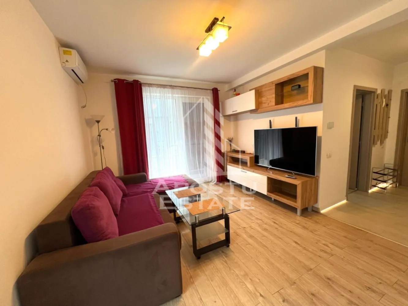 Apartament 2 camere de inchiriat, centrala proprie, Giroc - Agentia imobiliara APOSTU ESTATE va propune spre inchiriere un apartament cu 2 camere, spatios si luminos, situat in Giroc, o zona linistita si bine pozitionata, potrivit pentru cupluri,familii, sau studenti care isi doresc o locuinta unde sa se simta confortabil si cu acces facil catre scoli, statii de autobuz, supermarketuri , magazine de zona, parcuri.

Suprafata utila: 50 mp
Compartimentare eficienta:
-Hol de acces generos
-Bucatarie complet mobilata si utilata, cu loc de luat masa
-Living luminos si spatios
-Dormitor mobilat si utilat
-Baie prevazuta cu cada

Confort si facilitati:
-Incalzirea apartamentului: centrala proprie
-Apartamentul este complet mobilat si utilat
-Se accepta animale de companie de catre proprietar

Localizare:
-Timis, Giroc – acces facil spre magazine, supermarketuri, scoli, parcuri si mijloace de transport in comun.

Ideal pentru:
-Familii
-Cupluri
-Studenti

Disponibilitate: imediata
Pret chirie lunara: 400 euro
Programeaza o vizionare pentru a-ti putea imagina viitorul aici!
ID intern: CP3128080