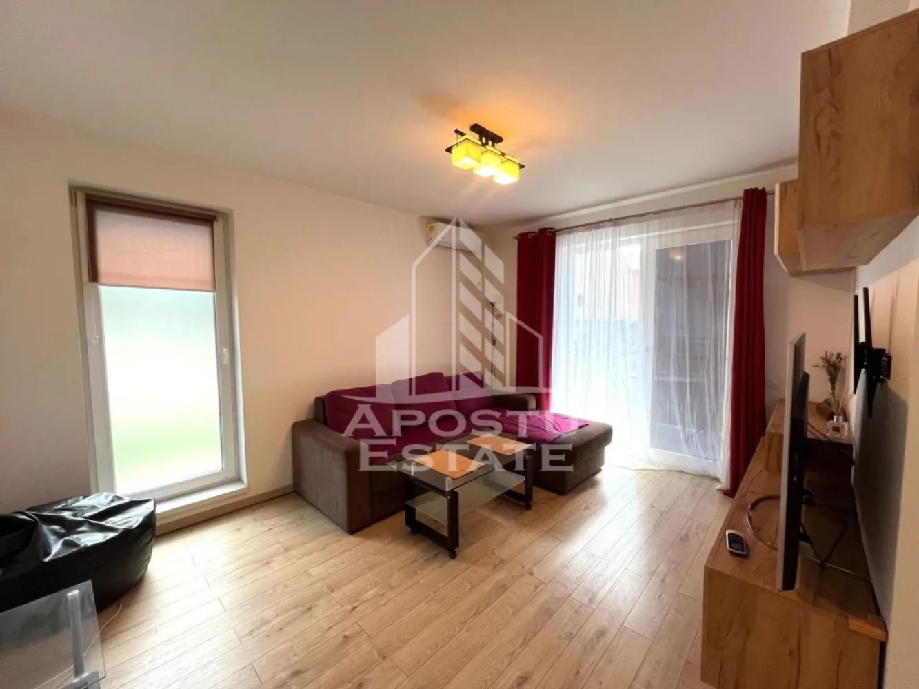 Apartament 2 camere de inchiriat, centrala proprie, Giroc - Agentia imobiliara APOSTU ESTATE va propune spre inchiriere un apartament cu 2 camere, spatios si luminos, situat in Giroc, o zona linistita si bine pozitionata, potrivit pentru cupluri,familii, sau studenti care isi doresc o locuinta unde sa se simta confortabil si cu acces facil catre scoli, statii de autobuz, supermarketuri , magazine de zona, parcuri.

Suprafata utila: 50 mp
Compartimentare eficienta:
-Hol de acces generos
-Bucatarie complet mobilata si utilata, cu loc de luat masa
-Living luminos si spatios
-Dormitor mobilat si utilat
-Baie prevazuta cu cada

Confort si facilitati:
-Incalzirea apartamentului: centrala proprie
-Apartamentul este complet mobilat si utilat
-Se accepta animale de companie de catre proprietar

Localizare:
-Timis, Giroc – acces facil spre magazine, supermarketuri, scoli, parcuri si mijloace de transport in comun.

Ideal pentru:
-Familii
-Cupluri
-Studenti

Disponibilitate: imediata
Pret chirie lunara: 400 euro
Programeaza o vizionare pentru a-ti putea imagina viitorul aici!
ID intern: CP3128080
