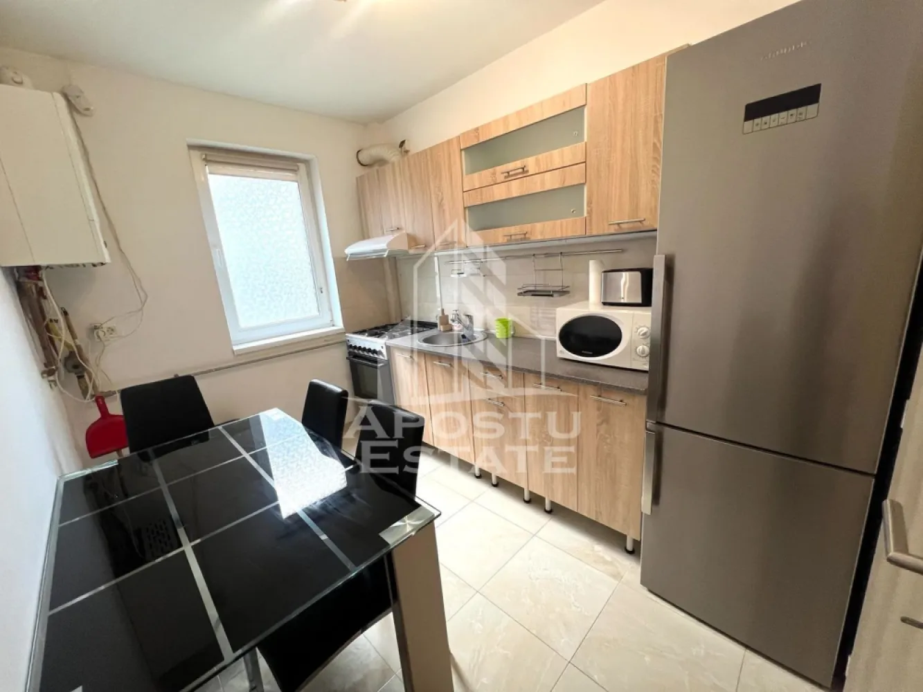 Apartament 2 camere de inchiriat, centrala proprie, Giroc - Agentia imobiliara APOSTU ESTATE va propune spre inchiriere un apartament cu 2 camere, spatios si luminos, situat in Giroc, o zona linistita si bine pozitionata, potrivit pentru cupluri,familii, sau studenti care isi doresc o locuinta unde sa se simta confortabil si cu acces facil catre scoli, statii de autobuz, supermarketuri , magazine de zona, parcuri.

Suprafata utila: 50 mp
Compartimentare eficienta:
-Hol de acces generos
-Bucatarie complet mobilata si utilata, cu loc de luat masa
-Living luminos si spatios
-Dormitor mobilat si utilat
-Baie prevazuta cu cada

Confort si facilitati:
-Incalzirea apartamentului: centrala proprie
-Apartamentul este complet mobilat si utilat
-Se accepta animale de companie de catre proprietar

Localizare:
-Timis, Giroc – acces facil spre magazine, supermarketuri, scoli, parcuri si mijloace de transport in comun.

Ideal pentru:
-Familii
-Cupluri
-Studenti

Disponibilitate: imediata
Pret chirie lunara: 400 euro
Programeaza o vizionare pentru a-ti putea imagina viitorul aici!
ID intern: CP3128080