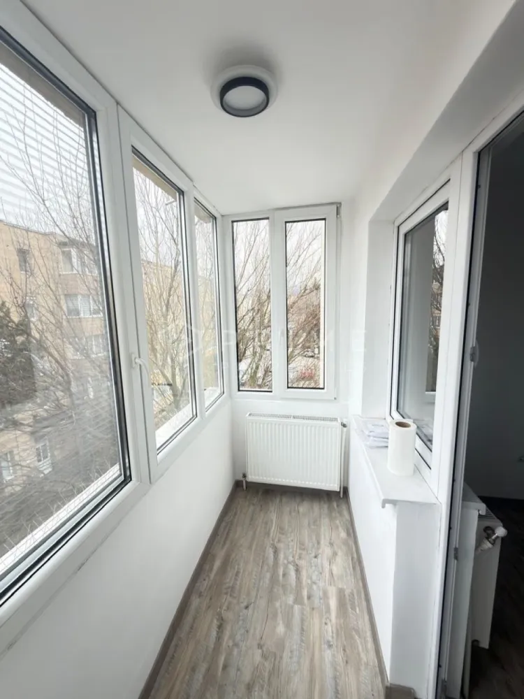 Apartament 3 Camere Complet | Renovat - Cauți o locuință gata de mutat, unde fiecare detaliu a fost tratat cu responsabilitate? Vă propunem spre vânzare un apartament cu 3 camere, confort 2, situat la etajul 3 al unui bloc izolat termic. Această proprietate a fost renovată integral pentru uz personal, nu pentru vânzare, oferind siguranța unei lucrări realizate cu materiale moderne.

De ce să alegi acest apartament:
Renovare Integrală: Instalație electrică nouă, instalații sanitare noi și centrală termică.
Confort & Design: Baie modernă cu duș walk-in, uși interioare și pardoseli noi.
Eficiență: Bloc izolat termic și balcon închis.
Compartimentare: 3 camere organizate practic, ideal pentru o familie sau ca investiție.
Documentație: Există fotografii din toate etapele renovării, atestând calitatea lucrărilor efectuate.
Facilități în zonă:
Poziționare excelentă, cu acces imediat la parcare, grădiniță și supermarket.
Detalii:
Suprafață: 44 mp.
Etaj: 3.
Disponibilitate: Imediată.

Promisiunea Prime Properties: Vă oferim siguranță, transparență și servicii impecabile pe tot parcursul drumului către casa ideală. Dacă această proprietate nu corespunde nevoilor dumneavoastră, lăsați-ne să găsim alternativa potrivită stilului dumneavoastră de viață.

📞 Contactați-ne astăzi pentru detalii și vizionări!