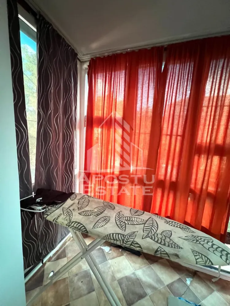 Apartament 2 camere de inchiriat, petfriendly, Sagului - Agentia imobiliara APOSTU ESTATE va propune spre inchiriere un apartament cu 2 camere, spatios si luminos, situat in zona Sagului, o zona linistita si bine pozitionata din Timisoara, potrivit pentru cupluri,familii, sau studenti care isi doresc o locuinta unde sa se simta confortabil si cu acces facil catre scoli, statii de autobuz, supermarketuri , magazine de zona, parcuri.

Suprafata utila: 40 mp
Compartimentare eficienta:
-Hol de acces generos
-Bucatarie complet mobilata si utilata, cu loc de luat masa
-Living luminos si spatios
-Dormitor mobilat si utilat
-Baie prevazuta cu cada

Confort si facilitati:
-Incalzirea apartamentului: colterm
-Apartamentul este complet mobilat si utilat
-Se accepta animale de companie de catre proprietar

Localizare:
-Timis,Timisoara, zona Sagului – acces facil spre magazine, supermarketuri, scoli, parcuri si mijloace de transport in comun.

Ideal pentru:
-Familii
-Cupluri
-Studenti

Disponibilitate: imediata
Pret chirie lunara: 250 euro 
Programeaza o vizionare pentru a-ti putea imagina viitorul aici!
ID intern: CP3128316