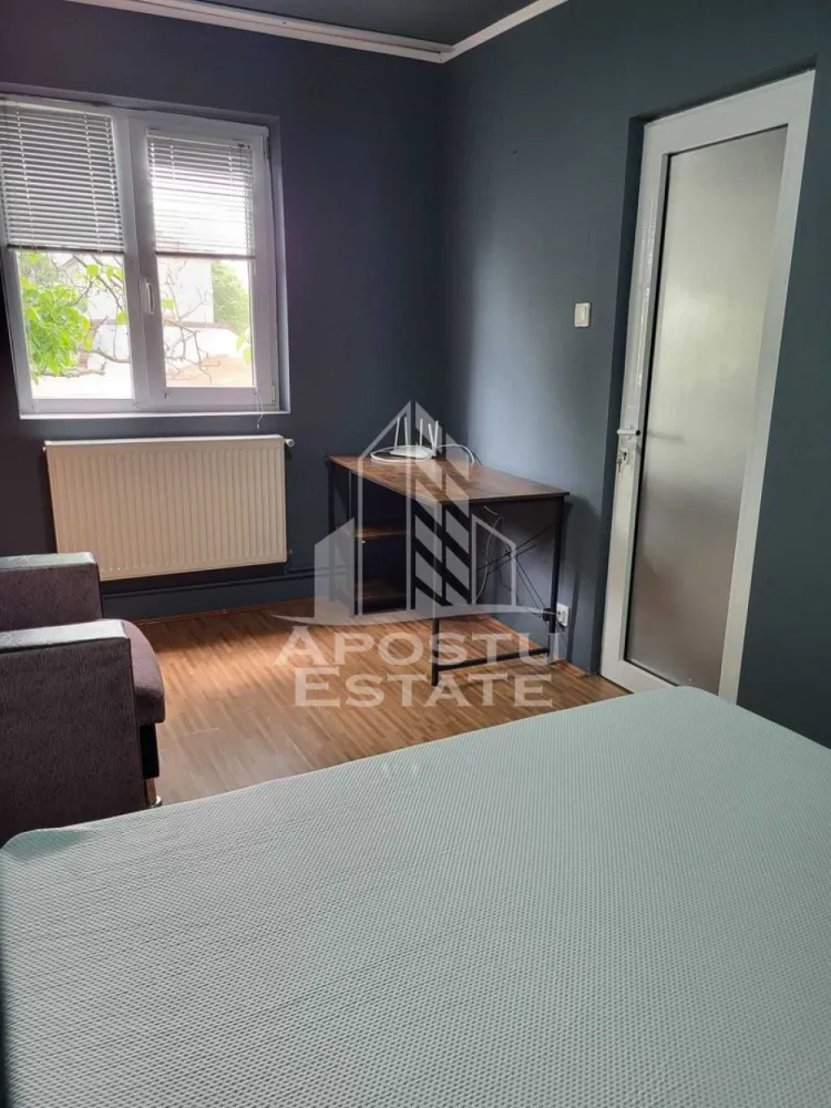 Apartament 2 camere de vanzare, zona Telegrafului/Isho, Timisoara - Agentia imobiliara APOSTU ESTATE va propune spre vanzare un apartament cu 2 camere , semidecomandat, etaj 2/4, situat in zona Telegrafului/Badea Cartan din Timisoara, judetul Timis.
Apartamentul este amplasat la etajul 2 al unui imobil construit in 1980 si are o suprafata utila de 37,64 mp plus balcon inchis de 2,73mp.
Confortul termic se realizeaza prin intermediul centralei proprii pe gaz cu sistem de incalzire prin calorifere.
Apartamentul este compartimentat astfel:
-hol de acces
-bucatarie inchisa
-baie cu cada si geam de aerisire
-living cu iesire spre balcon inchis
-dormitor
 Apartamentul a fost recent igienizat și mobilat, beneficiind de:
 Mobilă nouă de bucătărie
 Pat nou și saltea
 Noptiere noi
 Birou nou
 Scaune de bucătărie noi
Proprietatea se vinde cum se vede in poze si este o varianta ideala pentru familii, cuplu sau investitie.
Vecinatati: Scoala generala nr.21 la 7 min de mers pe jos , mijloace de transport in comun,magazine,banci,farmacii la 4 min de mers pe jos, Iulius Mall la 5 min cu masina, Piata Unirii la 7 min cu masina, Kaufland la 2 min cu masina, Pompieri Timisoara, Facultatea de Medicina la 16 min de mers pe jos,Isho la 6 min de mers pe jos.
Agentia imobiliara Apostu Estate va ofera consultanta bancara gratuita prin intermediul colaboratorilor nostri pentru alegerea celui mai potrivit tip de credit, astfel incat tu sa devi noul proprietar al acestui apartament.

Va asteptam cu drag la o vizionare!

Id Intern: CP3129103