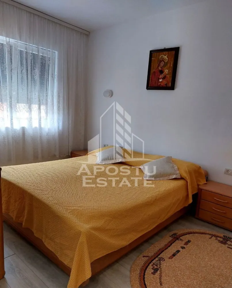 Apartament 2 camere de inchiriat,centrala proprie,petfriendly, Giroc - Agentia imobiliara APOSTU ESTATE va propune spre inchiriere un apartament cu 2 camere, spatios si luminos, situat in Giroc, o zona linistita si bine pozitionata, potrivit pentru cupluri,familii, sau studenti care isi doresc o locuinta unde sa se simta confortabil si cu acces facil catre scoli, statii de autobuz, supermarketuri , magazine de zona, parcuri.

Suprafata utila: 53 mp
Compartimentare eficienta:
-Hol de acces generos
-Bucatarie complet mobilata si utilata, cu loc de luat masa
-Living luminos si spatios
-Dormitor mobilat si utilat
-Baie prevazuta cu cada

Confort si facilitati:
-Incalzirea apartamentului: centrala proprie
-Apartamentul este complet mobilat si utilat
-Se accepta animale de companie de catre proprietar

Localizare:
-Timis, Giroc – acces facil spre magazine, supermarketul Lidl, scoli, parcuri si mijloace de transport in comun.

Ideal pentru:
-Familii
-Cupluri
-Studenti

Disponibilitate: imediata
Pret chirie lunara: 400 euro ( usor negociabil)
Programeaza o vizionare pentru a-ti putea imagina viitorul aici!
ID intern: CP3129924