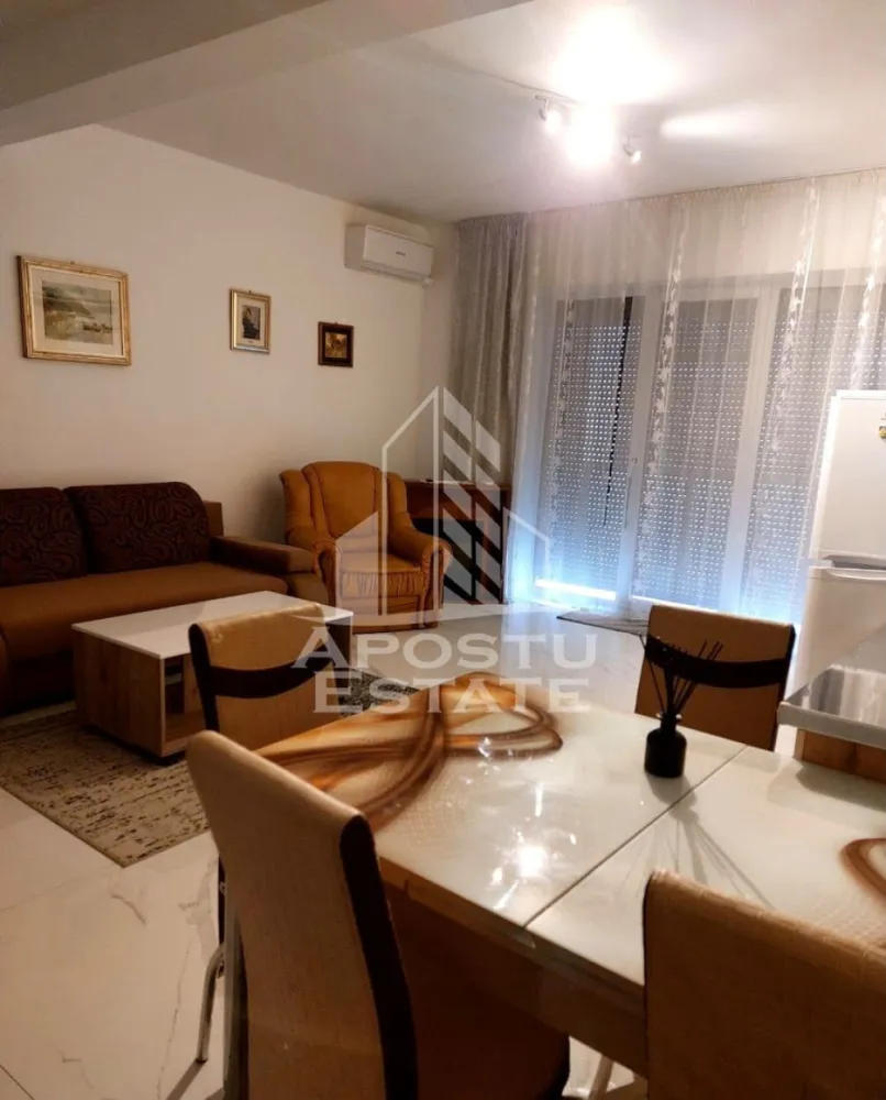 Apartament 2 camere de inchiriat,centrala proprie,petfriendly, Giroc - Agentia imobiliara APOSTU ESTATE va propune spre inchiriere un apartament cu 2 camere, spatios si luminos, situat in Giroc, o zona linistita si bine pozitionata, potrivit pentru cupluri,familii, sau studenti care isi doresc o locuinta unde sa se simta confortabil si cu acces facil catre scoli, statii de autobuz, supermarketuri , magazine de zona, parcuri.

Suprafata utila: 53 mp
Compartimentare eficienta:
-Hol de acces generos
-Bucatarie complet mobilata si utilata, cu loc de luat masa
-Living luminos si spatios
-Dormitor mobilat si utilat
-Baie prevazuta cu cada

Confort si facilitati:
-Incalzirea apartamentului: centrala proprie
-Apartamentul este complet mobilat si utilat
-Se accepta animale de companie de catre proprietar

Localizare:
-Timis, Giroc – acces facil spre magazine, supermarketul Lidl, scoli, parcuri si mijloace de transport in comun.

Ideal pentru:
-Familii
-Cupluri
-Studenti

Disponibilitate: imediata
Pret chirie lunara: 400 euro ( usor negociabil)
Programeaza o vizionare pentru a-ti putea imagina viitorul aici!
ID intern: CP3129924
