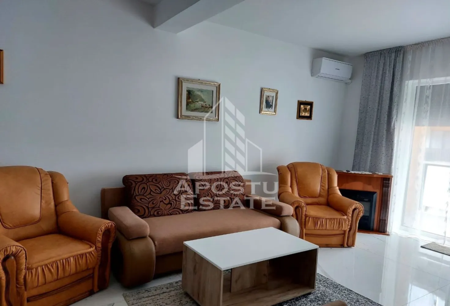 Apartament 2 camere de inchiriat,centrala proprie,petfriendly, Giroc - Agentia imobiliara APOSTU ESTATE va propune spre inchiriere un apartament cu 2 camere, spatios si luminos, situat in Giroc, o zona linistita si bine pozitionata, potrivit pentru cupluri,familii, sau studenti care isi doresc o locuinta unde sa se simta confortabil si cu acces facil catre scoli, statii de autobuz, supermarketuri , magazine de zona, parcuri.

Suprafata utila: 53 mp
Compartimentare eficienta:
-Hol de acces generos
-Bucatarie complet mobilata si utilata, cu loc de luat masa
-Living luminos si spatios
-Dormitor mobilat si utilat
-Baie prevazuta cu cada

Confort si facilitati:
-Incalzirea apartamentului: centrala proprie
-Apartamentul este complet mobilat si utilat
-Se accepta animale de companie de catre proprietar

Localizare:
-Timis, Giroc – acces facil spre magazine, supermarketul Lidl, scoli, parcuri si mijloace de transport in comun.

Ideal pentru:
-Familii
-Cupluri
-Studenti

Disponibilitate: imediata
Pret chirie lunara: 400 euro ( usor negociabil)
Programeaza o vizionare pentru a-ti putea imagina viitorul aici!
ID intern: CP3129924