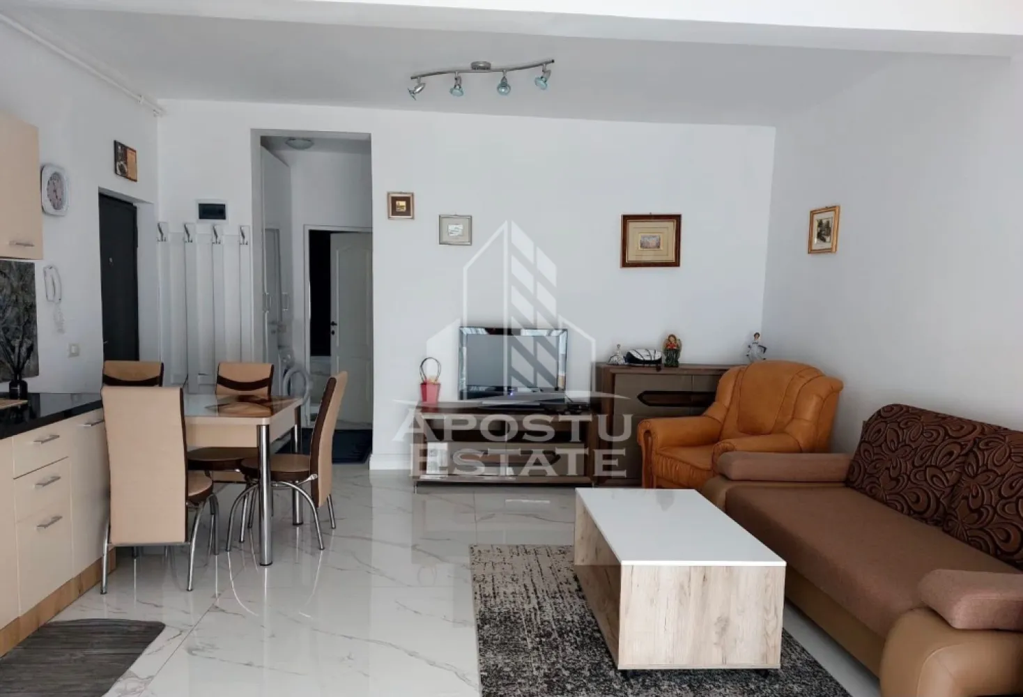 Apartament 2 camere de inchiriat,centrala proprie,petfriendly, Giroc - Agentia imobiliara APOSTU ESTATE va propune spre inchiriere un apartament cu 2 camere, spatios si luminos, situat in Giroc, o zona linistita si bine pozitionata, potrivit pentru cupluri,familii, sau studenti care isi doresc o locuinta unde sa se simta confortabil si cu acces facil catre scoli, statii de autobuz, supermarketuri , magazine de zona, parcuri.

Suprafata utila: 53 mp
Compartimentare eficienta:
-Hol de acces generos
-Bucatarie complet mobilata si utilata, cu loc de luat masa
-Living luminos si spatios
-Dormitor mobilat si utilat
-Baie prevazuta cu cada

Confort si facilitati:
-Incalzirea apartamentului: centrala proprie
-Apartamentul este complet mobilat si utilat
-Se accepta animale de companie de catre proprietar

Localizare:
-Timis, Giroc – acces facil spre magazine, supermarketul Lidl, scoli, parcuri si mijloace de transport in comun.

Ideal pentru:
-Familii
-Cupluri
-Studenti

Disponibilitate: imediata
Pret chirie lunara: 400 euro ( usor negociabil)
Programeaza o vizionare pentru a-ti putea imagina viitorul aici!
ID intern: CP3129924