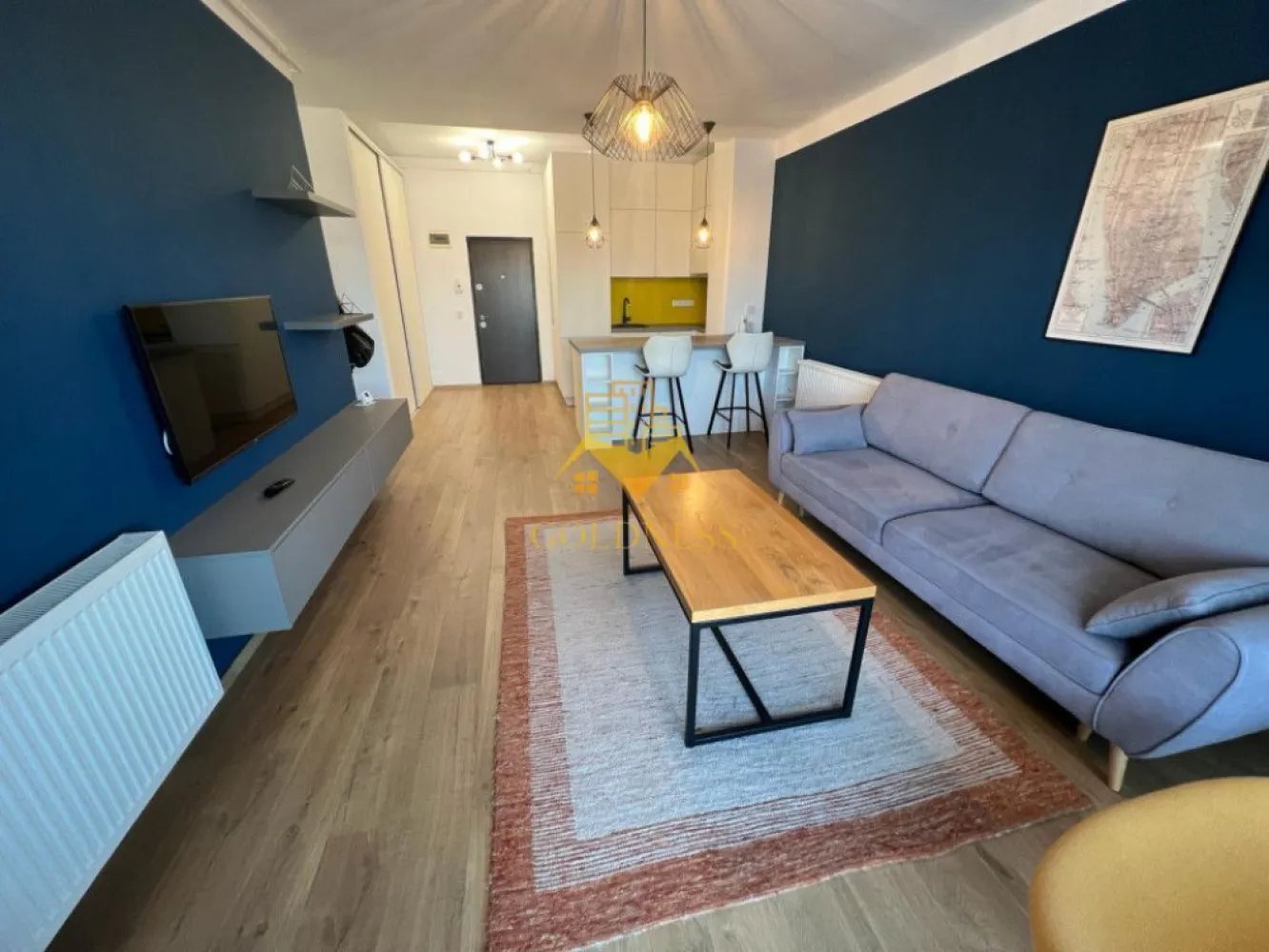 2 camere, modern, bloc nou, zona Centrala, Bosch, Ntt Data, Meron - GOLDNESS Imobiliare vă propune spre închiriere un apartament cu 2 camere complet mobilat și utilat, la etajul 5 într-un imobil de 6 etaje, în Zona Centrala .

Se află în apropierea stațiilor de transport în comun, magazine, restaurante, spații verzi, farmacii, etc. 

Apartamentul este compartimentat astfel:
 - dormitor cu pat matrimonial, dressing, noptiere
 - living cu bucatarie open-space complet utilată, canapea extensibilă, loc de servit masa 
 - baie cu cabina de dus, calorifer port prosop și dulap pentru depozitare.
 - terasa de 10 mp.

Imobilul este dotat cu toate cele necesare- centrală proprie, mașină de spălat haine, frigider, plită electrică, hotă, etc. 

Dacă sunteți interesați de acest apartament și doriți să îl vizionați, dar și pentru alte oferte nu ezitați să ne contactați telefonic sau prin e-mail. Vă stăm la dispoziție!

Pentru intermediere se percepe un comision de 50% din prețul chiriei!