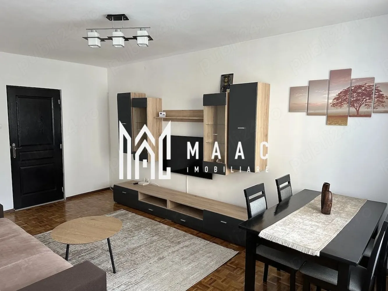 Apartment 2 camere | Decomandat | Etaj 1 | Strand - MAAC Imobiliare vă propune spre închiriere, în exclusivitate, un apartament decomandat cu 2 camere, situat în cartierul Ștrand, una dintre cele mai liniștite și verzi zone ale Sibiului.

Etaj: 1 din 4
Suprafață utilă: 53 mp
Compartimentare: Decomandat
Stare: Complet renovat, prima închiriere

Detalii importante:

Living spațios de 19 mp și dormitor de 12 mp, ambele mobilate modern
Televizoare smart Samsung: 120 cm în living și 80 cm în dormitor
Pat matrimonial cu saltea în stare foarte bună
Bucătărie complet mobilată și utilată: frigider, aragaz, hotă, cuptor electric, mașină de spălat rufe
Instalații sanitare, electrice și centrală termică – toate înlocuite recent

Zona:

Zonă verde, ideală pentru relaxare
Aproximativ 15 minute de mers pe jos până în centrul orașului
5 minute până la Parcul Sub Arini
La doar 1 minut de Profi și Simpa, 7-10 minute de Lidl și Kaufland
Parcul Ștrand – la 1 minut distanță
Parcare: Locuri de parcare disponibile în fața și în spatele blocului
La cerere, se poate furniza o înregistrare video completă a apartamentului.
Disponibil imediat | Perioadă minimă de închiriere: 12 luni

Pentru mai multe detalii sau programarea unei vizionări, echipa MAAC Imobiliare vă stă cu drag la dispoziție. ID: CP3129963