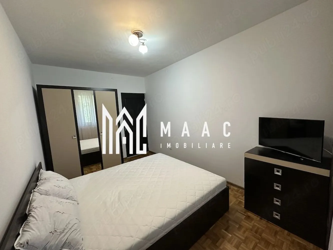 Apartment 2 camere | Decomandat | Etaj 1 | Strand - MAAC Imobiliare vă propune spre închiriere, în exclusivitate, un apartament decomandat cu 2 camere, situat în cartierul Ștrand, una dintre cele mai liniștite și verzi zone ale Sibiului.

Etaj: 1 din 4
Suprafață utilă: 53 mp
Compartimentare: Decomandat
Stare: Complet renovat, prima închiriere

Detalii importante:

Living spațios de 19 mp și dormitor de 12 mp, ambele mobilate modern
Televizoare smart Samsung: 120 cm în living și 80 cm în dormitor
Pat matrimonial cu saltea în stare foarte bună
Bucătărie complet mobilată și utilată: frigider, aragaz, hotă, cuptor electric, mașină de spălat rufe
Instalații sanitare, electrice și centrală termică – toate înlocuite recent

Zona:

Zonă verde, ideală pentru relaxare
Aproximativ 15 minute de mers pe jos până în centrul orașului
5 minute până la Parcul Sub Arini
La doar 1 minut de Profi și Simpa, 7-10 minute de Lidl și Kaufland
Parcul Ștrand – la 1 minut distanță
Parcare: Locuri de parcare disponibile în fața și în spatele blocului
La cerere, se poate furniza o înregistrare video completă a apartamentului.
Disponibil imediat | Perioadă minimă de închiriere: 12 luni

Pentru mai multe detalii sau programarea unei vizionări, echipa MAAC Imobiliare vă stă cu drag la dispoziție. ID: CP3129963