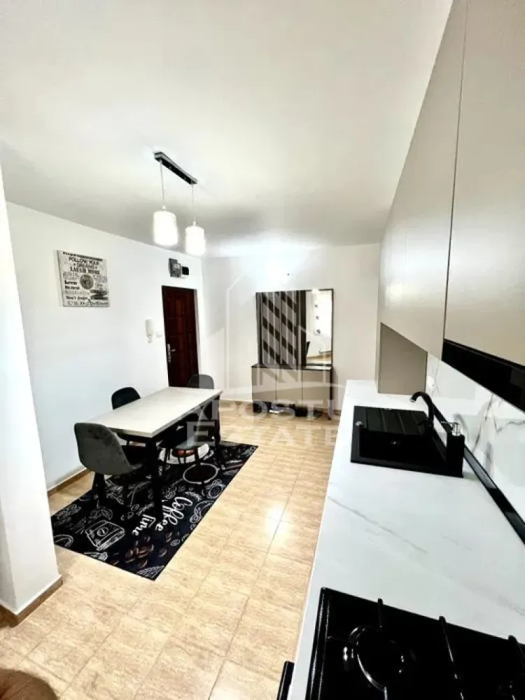 Apartament cu 2 camere, de inchiriat, Complexul Studentesc, Centrala - Agentia imobiliara APOSTU ESTATE va propune spre inchiriere un apartament cu 2 camere, spatios si luminos, situat in Timisoara, zona Complexul Studentesc, o zona linistita si bine pozitionata, potrivit pentru cupluri,familii, sau studenti care isi doresc o locuinta unde sa se simta confortabil si cu acces facil catre scoli, statii de autobuz, supermarketuri , magazine de zona, parcuri.

Suprafata utila: 65 mpu
Compartimentare eficienta:
-Hol de acces generos.
-Bucatarie inchisa, mobilata si utilata.
-Living room luminos.
-Dormitor matrimonial.
-Baie cu cada.
-Balcon inchis.

Confort si facilitati:
-Incalzirea apartamentului: Calorifere, Centrala Proprie.
-Apartamentul este complet mobilat si utilat.
- Nu se accepta animale de companie de catre proprietar.

Localizare:
-Timis, Timisoara, zona Complexul Studentesc– acces facil : UVT, UPT, FEEA.

Ideal pentru:
-Cupluri.
-Persoane singure.

Disponibilitate: imediata
Pret chirie lunara: 450 euro.
Programeaza o vizionare pentru a-ti putea imagina viitorul aici!
ID intern: CP3130016