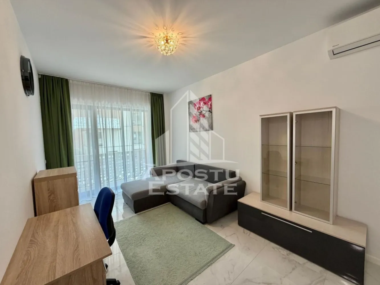 Apartament cu 2 camere de inchiriat, Future Residence, Giroc - Agentia imobiliara APOSTU ESTATE va propune spre inchiriere un apartament cu 2 camere spatios si luminos, situat in Giroc, Complexul Residential FUTURE RESIDENCE, potrivit pentru cupluri sau persoane singure care isi doresc o locuinta in care sa se simta confortabil
Suprafata utila: 52 mp

Compartimentare eficienta:
-Bucatarie deschisa complet mobilata si utilata, cu loc de luat masa
-Living luminos si spatios
-Dormitor complet mobilat si utilat
-Baie prevazuta cu cada si geam la baie pentru ventilatie naturala

Confort si facilitati:
-Loc de parcare subteran inclus in pret
-Acces la piscina complexului
-Masina de spalat rufe
-Aer conditionat
- Balcon
-Incalzirea apartamentului: centrala proprie (incalzire prin pardoseala)

Localizare:
-Timis, Giroc- Future Residence, in spatele supermarketului Lidl, proximitatea StayFit Gym, Penny, Mega Image
Ideal pentru:
-Persoane singure
-Cupluri

Disponibilitate: imediata
Pret chirie lunara: 500 EURO
Programeaza o vizionare pentru a-ti putea imagina viitorul aici!
ID intern: CP3128003