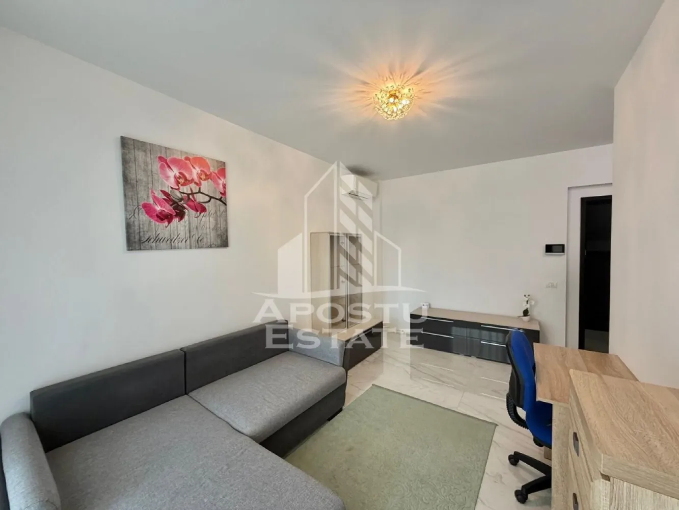 Apartament cu 2 camere de inchiriat, Future Residence, Giroc - Agentia imobiliara APOSTU ESTATE va propune spre inchiriere un apartament cu 2 camere spatios si luminos, situat in Giroc, Complexul Residential FUTURE RESIDENCE, potrivit pentru cupluri sau persoane singure care isi doresc o locuinta in care sa se simta confortabil
Suprafata utila: 52 mp

Compartimentare eficienta:
-Bucatarie deschisa complet mobilata si utilata, cu loc de luat masa
-Living luminos si spatios
-Dormitor complet mobilat si utilat
-Baie prevazuta cu cada si geam la baie pentru ventilatie naturala

Confort si facilitati:
-Loc de parcare subteran inclus in pret
-Acces la piscina complexului
-Masina de spalat rufe
-Aer conditionat
- Balcon
-Incalzirea apartamentului: centrala proprie (incalzire prin pardoseala)

Localizare:
-Timis, Giroc- Future Residence, in spatele supermarketului Lidl, proximitatea StayFit Gym, Penny, Mega Image
Ideal pentru:
-Persoane singure
-Cupluri

Disponibilitate: imediata
Pret chirie lunara: 500 EURO
Programeaza o vizionare pentru a-ti putea imagina viitorul aici!
ID intern: CP3128003